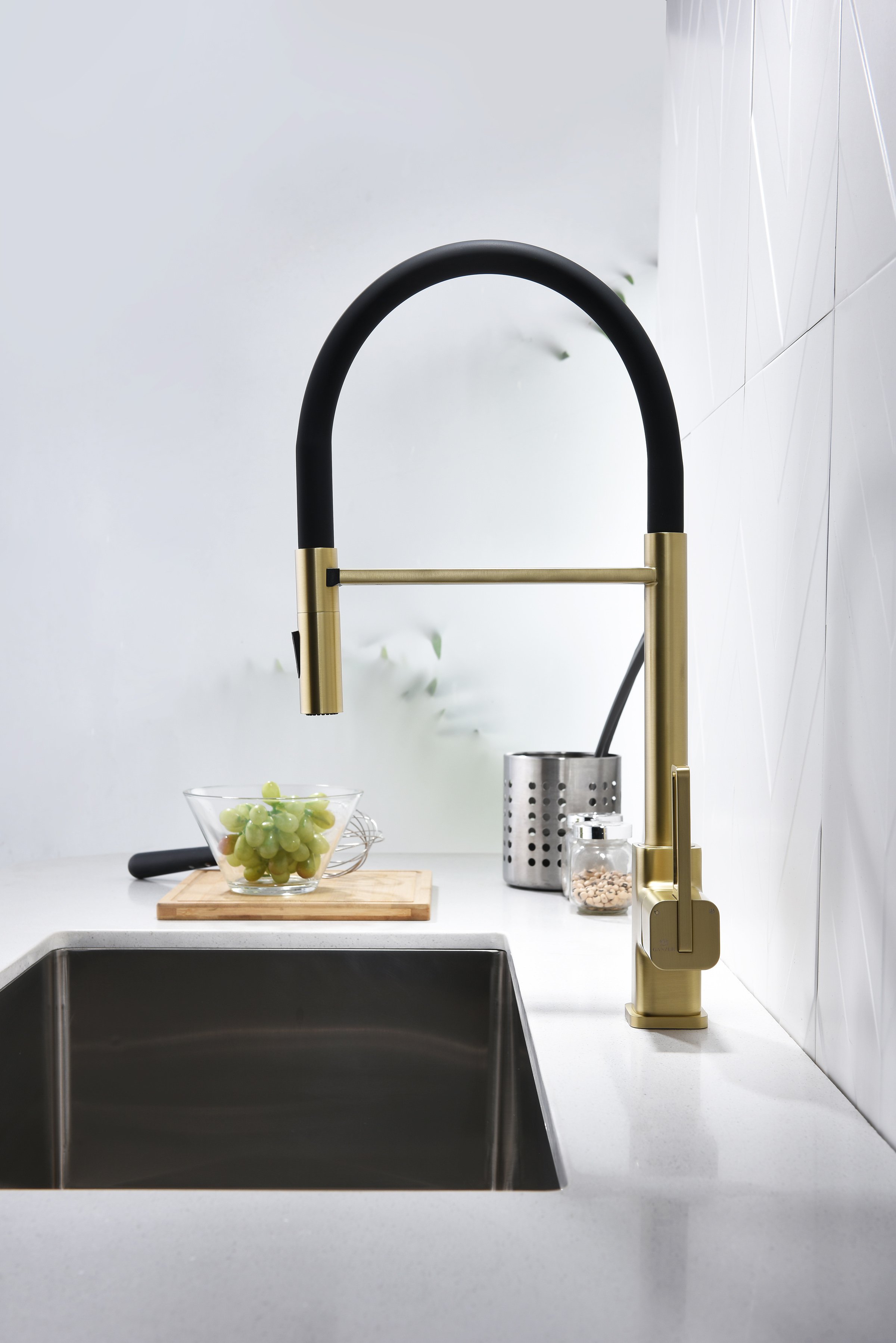 12127-SC Смеситель для кухни с гиб. МАГНИТ. изливом (Мат. Золото+ЧЕР.) GANZER (10/1шт)