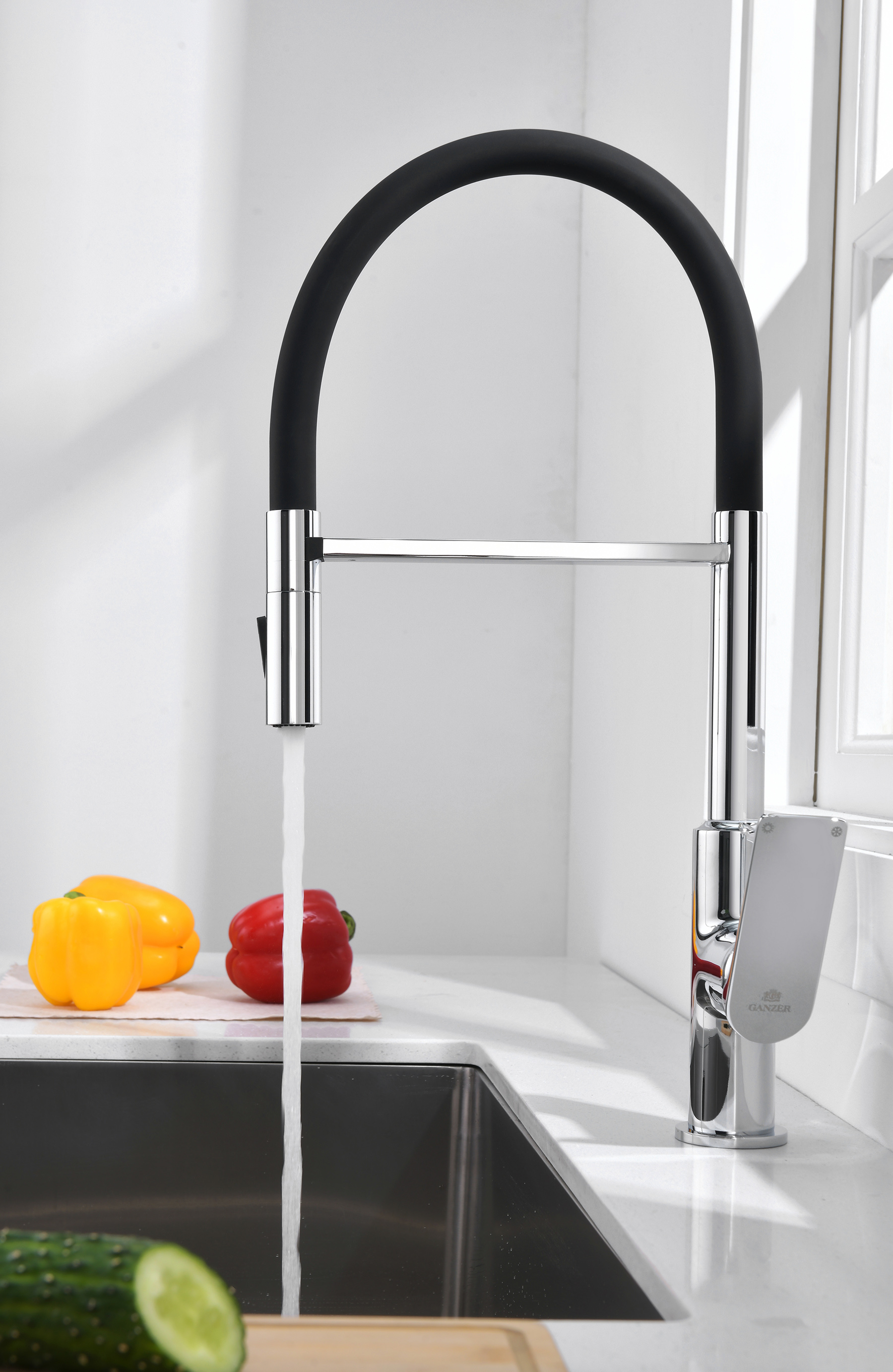 07126 Смеситель для кухни с гиб. МАГНИТ. изливом (ХРОМ+ЧЕР.) GANZER (10/1шт)