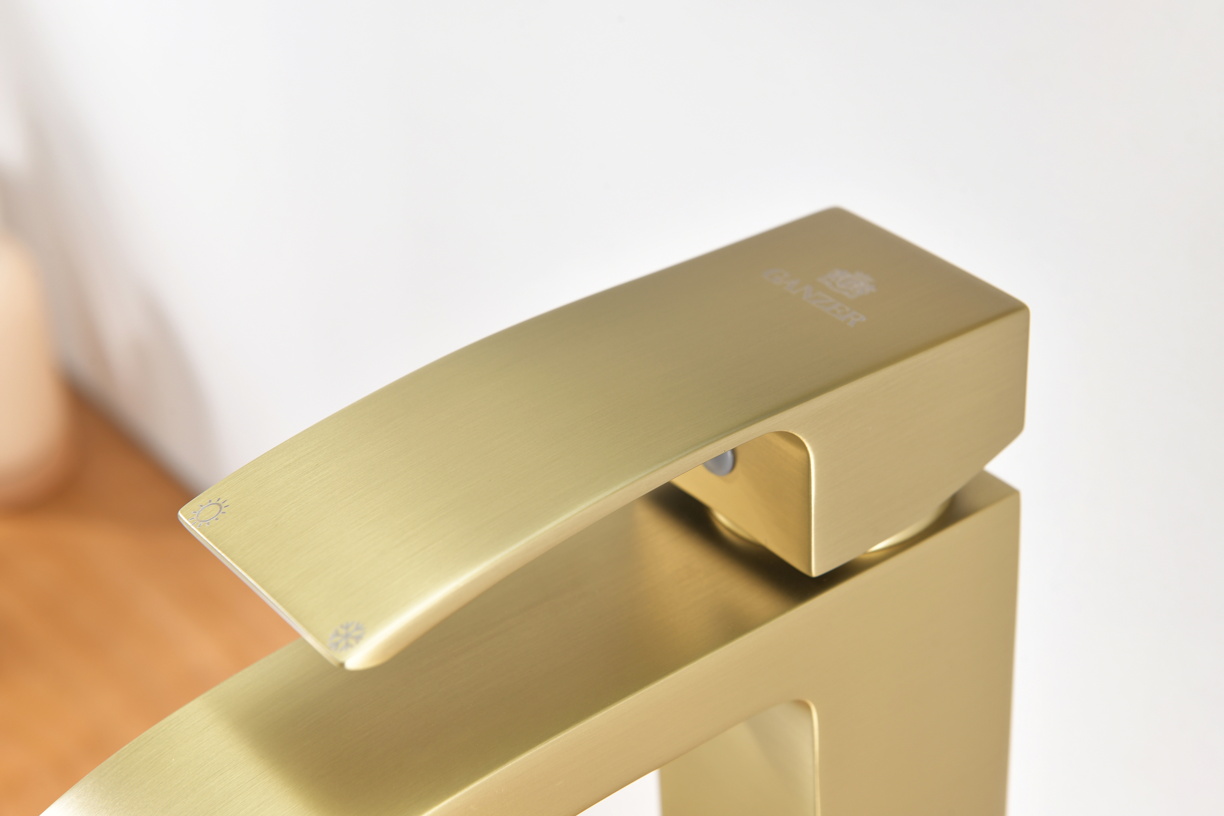 44112-S Смеситель од. для раковины-чаши (Мат. Золото) GANZER (10/1шт)