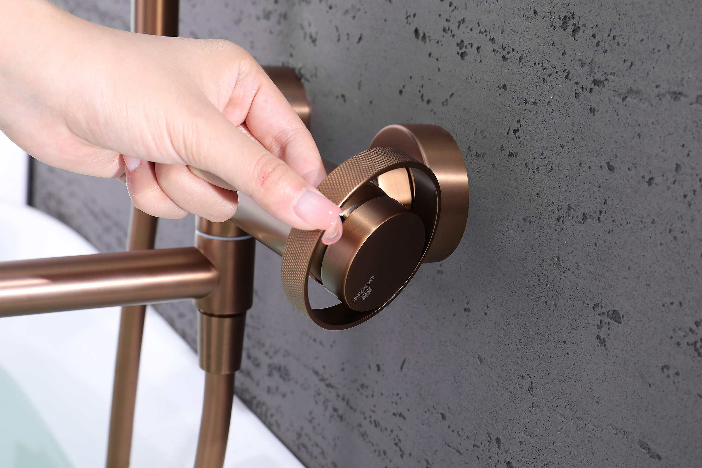 19132-R Смеситель од. для ванны кор. (Роз. Золото)  GANZER  (8/1шт)