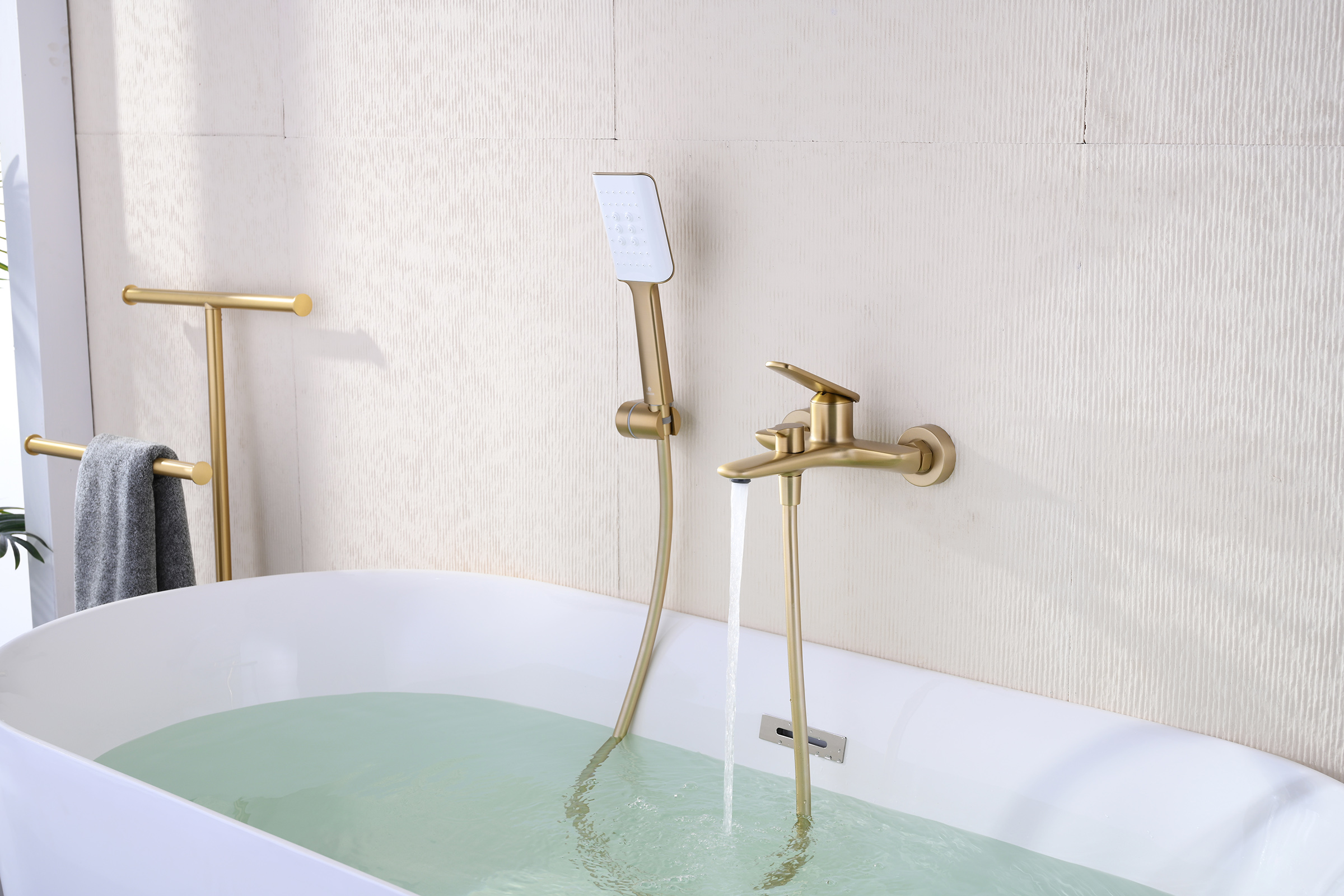 02131-S Смеситель од. для ванны кор. (Мат. Золото)  GANZER  (8/1шт)