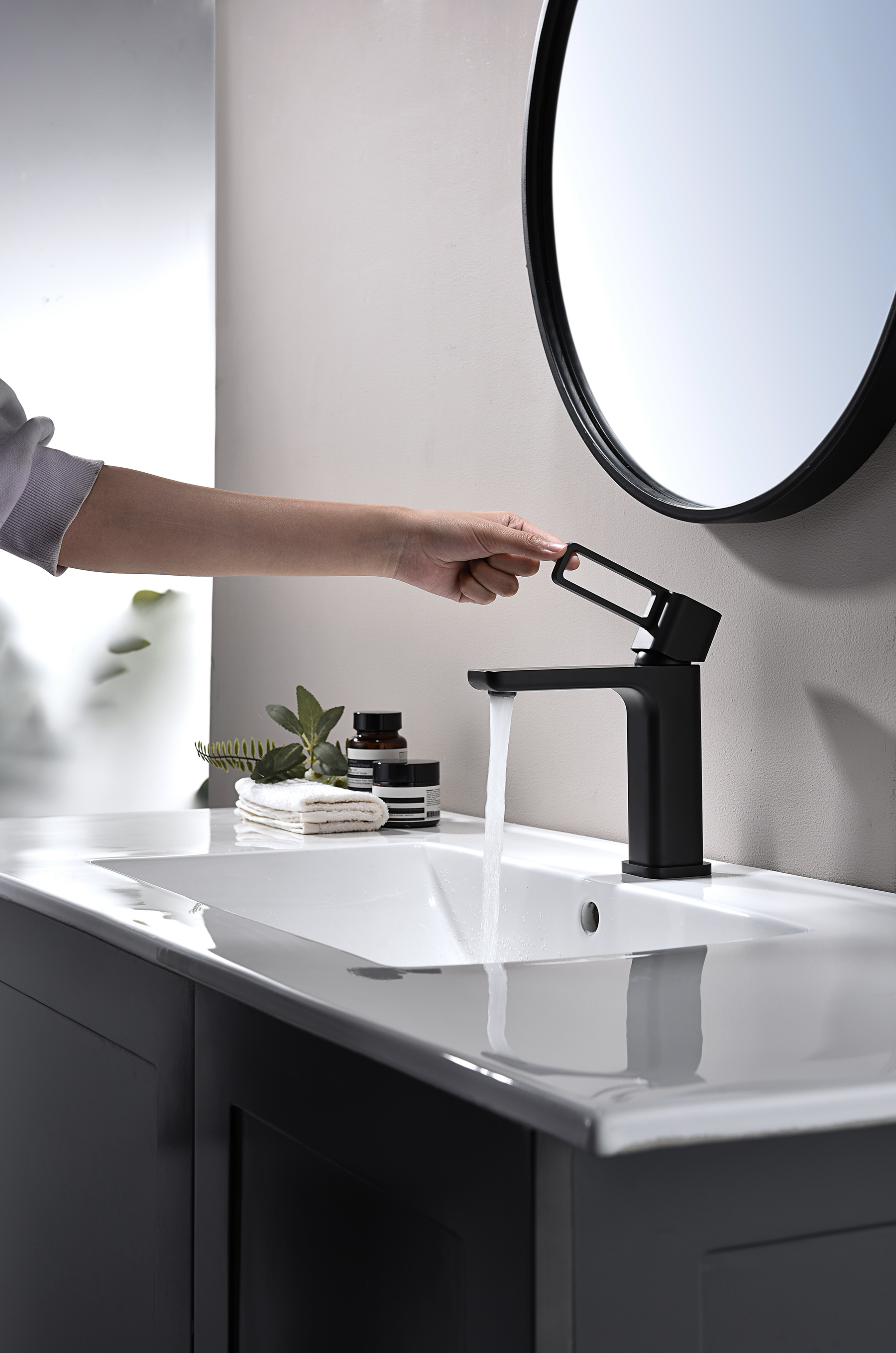 12111-C Смеситель од. для раковины (ЧЕРНЫЙ) GANZER (10/1шт)