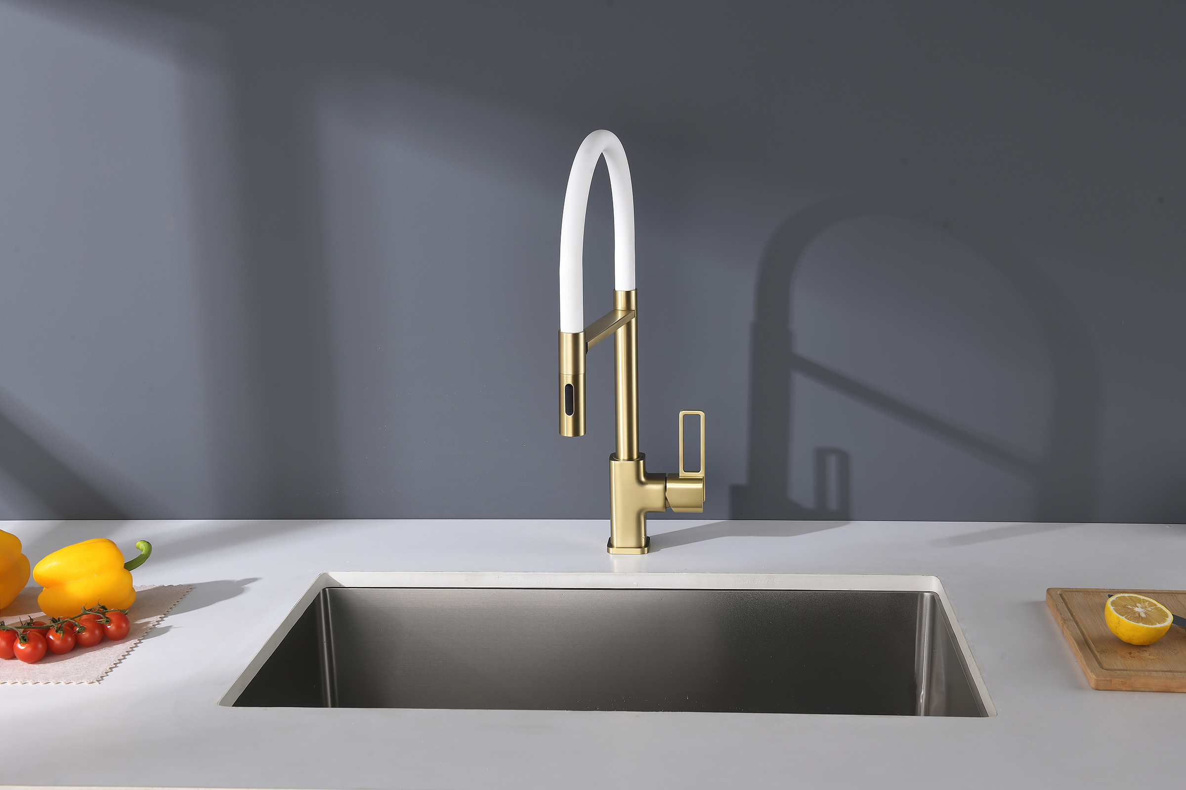 12127-SF Смеситель для кухни с гиб. МАГНИТ. изливом (Мат. Золото+БЕЛЫЙ.) GANZER (10/1шт)