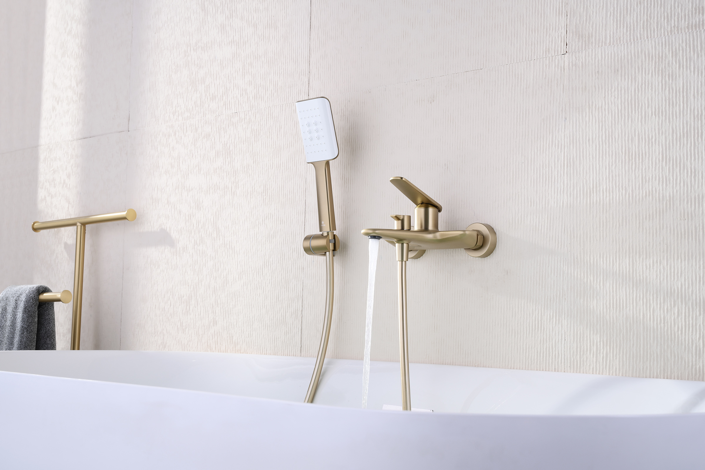 02131-S Смеситель од. для ванны кор. (Мат. Золото)  GANZER  (8/1шт)