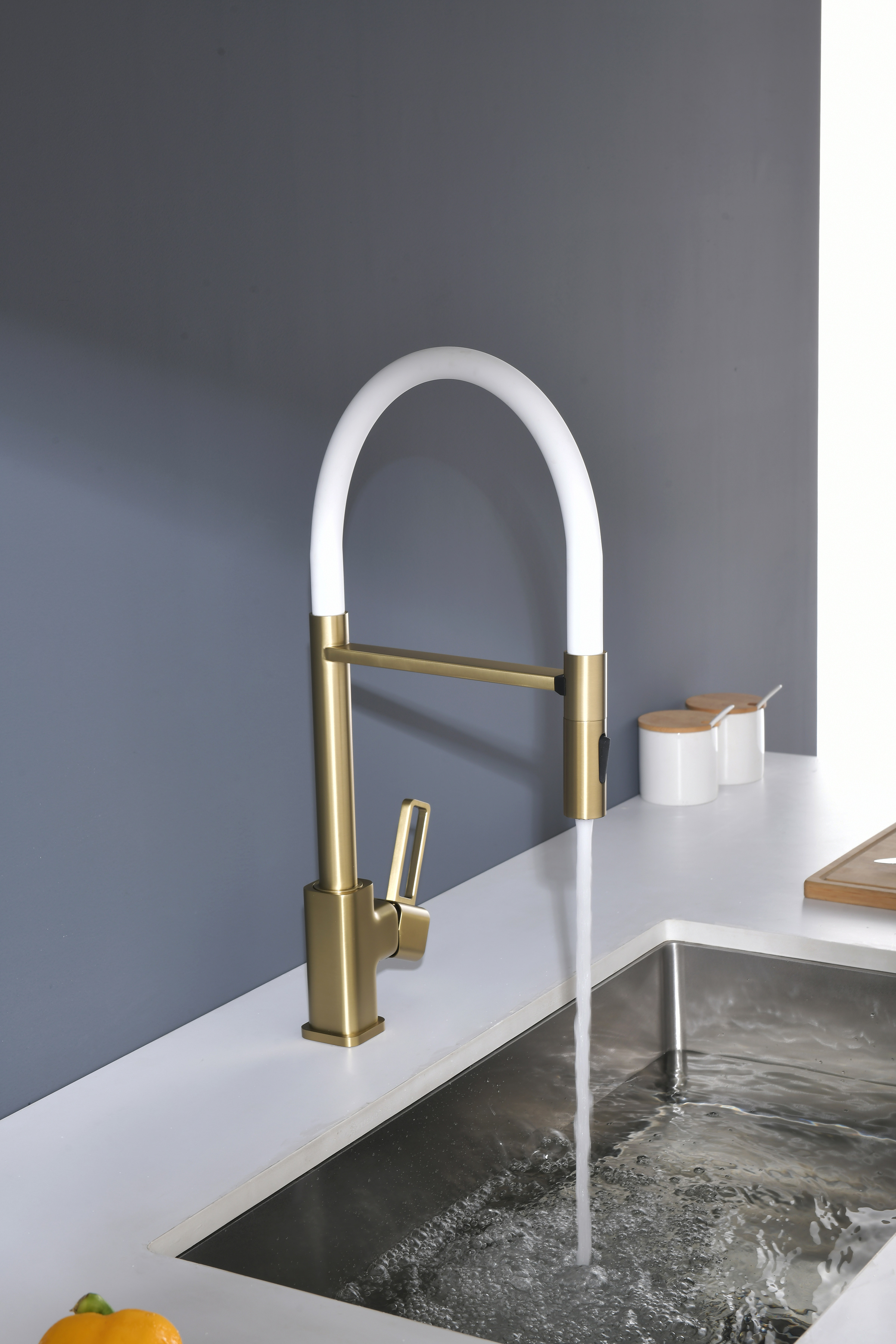 12127-SF Смеситель для кухни с гиб. МАГНИТ. изливом (Мат. Золото+БЕЛЫЙ.) GANZER (10/1шт)