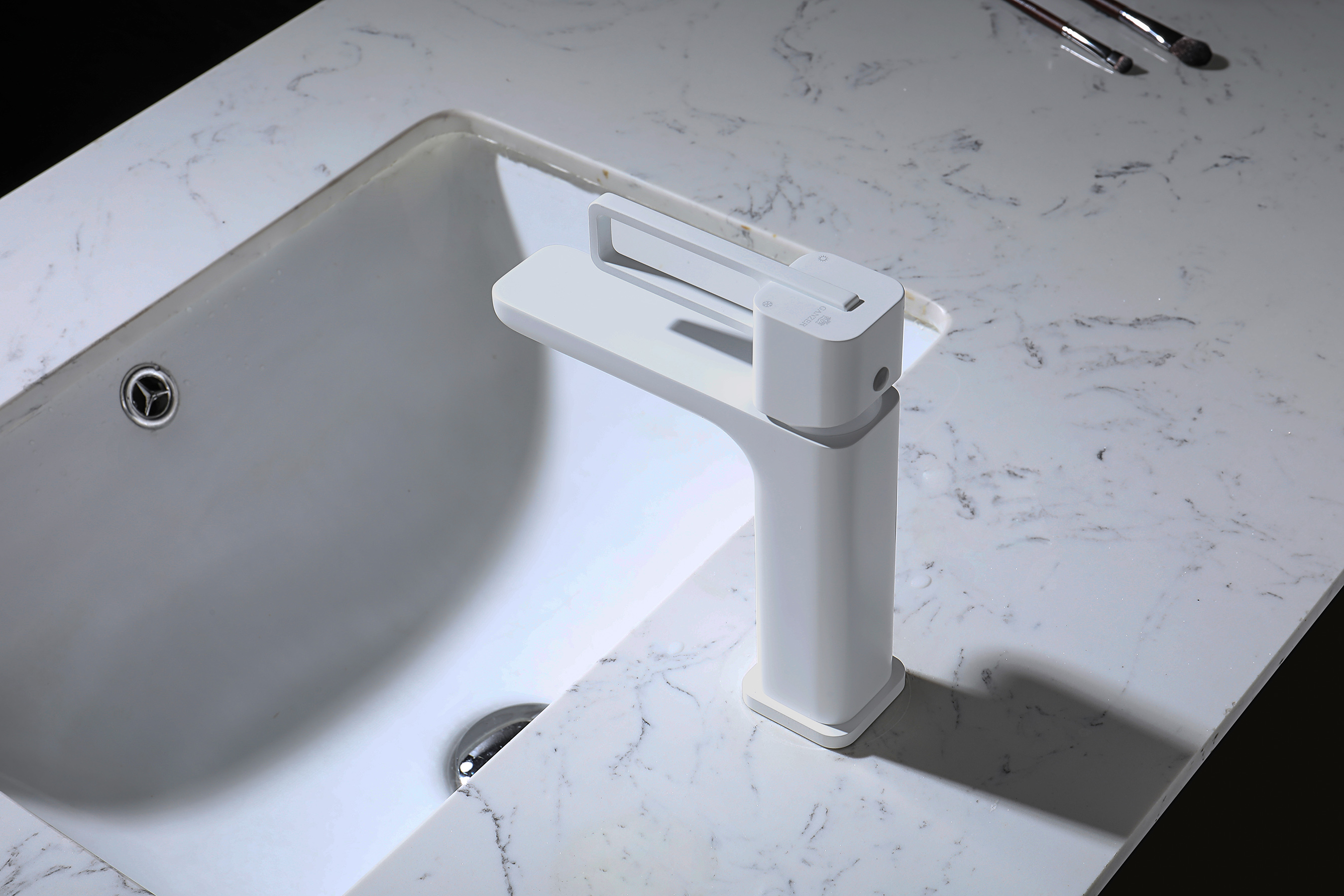 12111-F Смеситель од. для раковины (БЕЛЫЙ) GANZER (10/1шт)