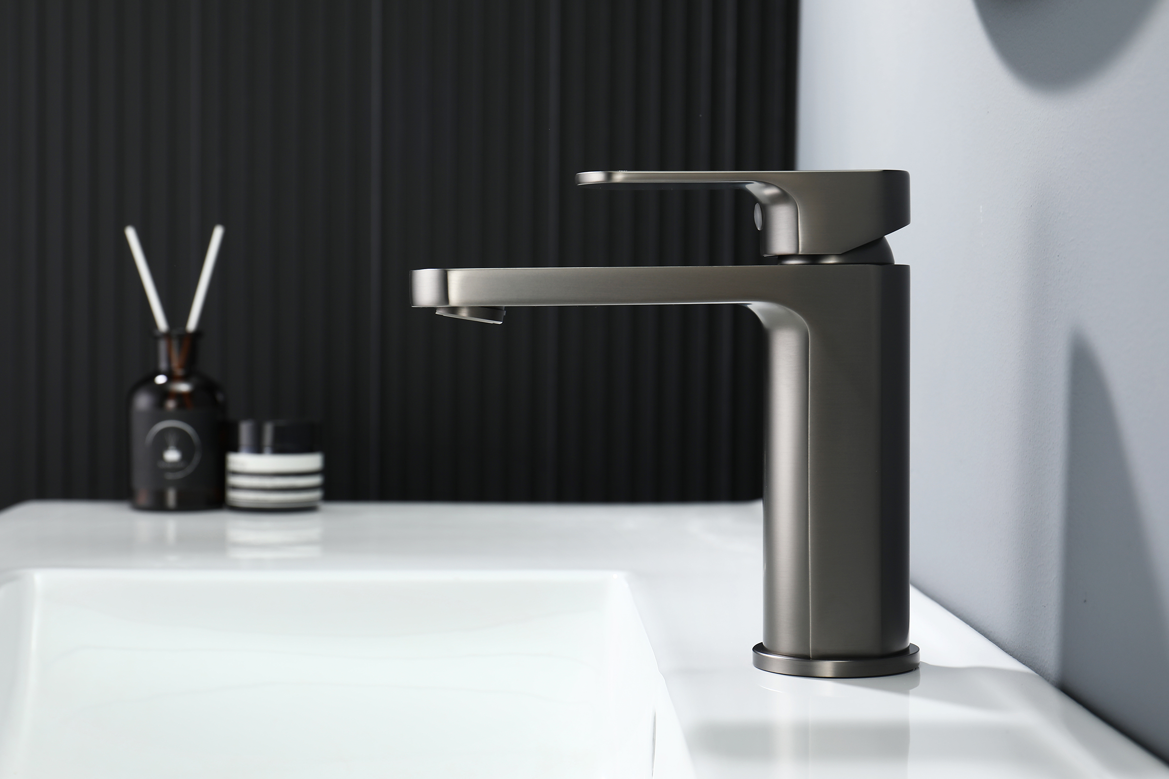 06111-Q Смеситель од. для раковины (ГРАФИТ) GANZER (10/1шт)