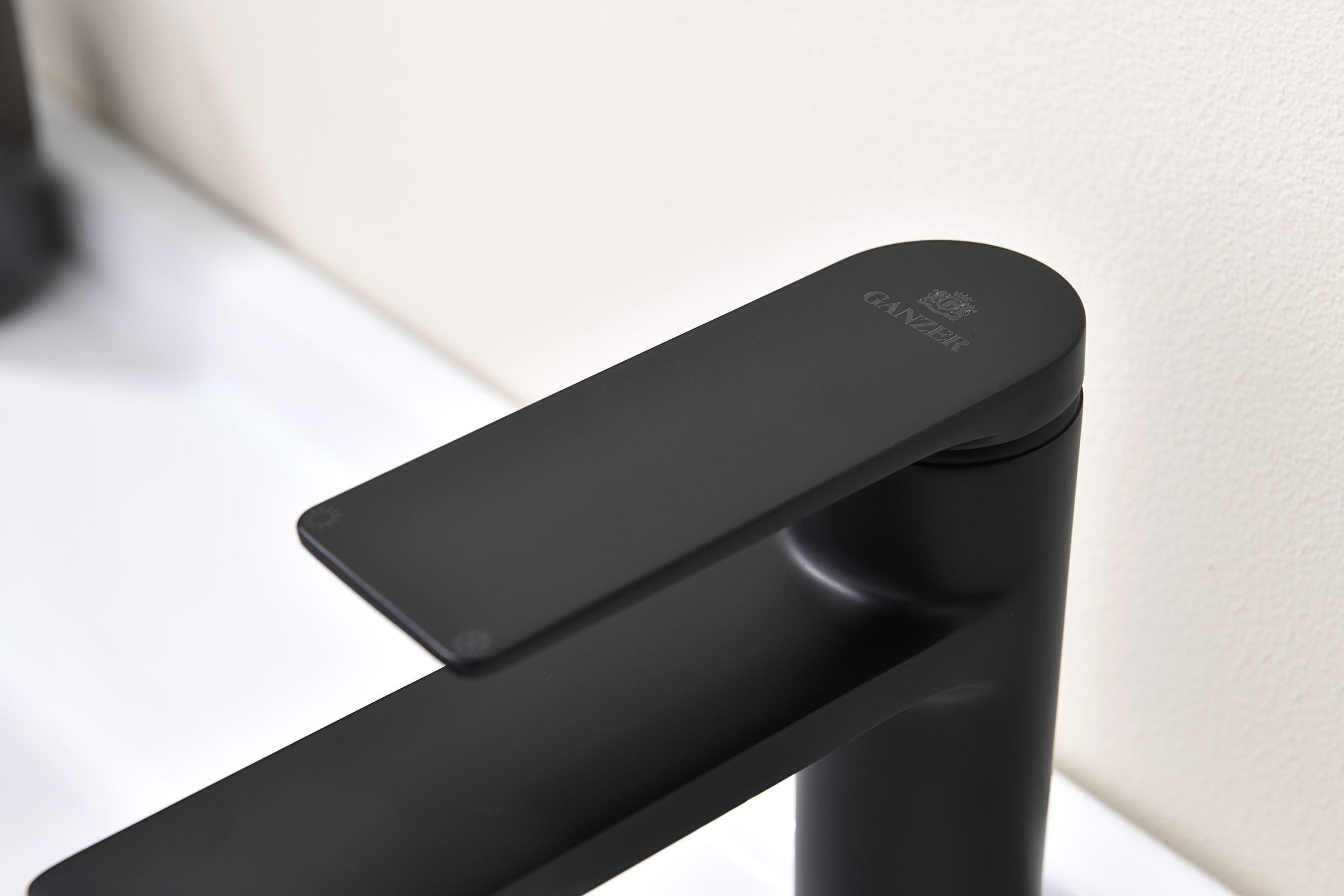 07111-C Смеситель од. для раковины (ЧЕРНЫЙ) GANZER (10/1шт)