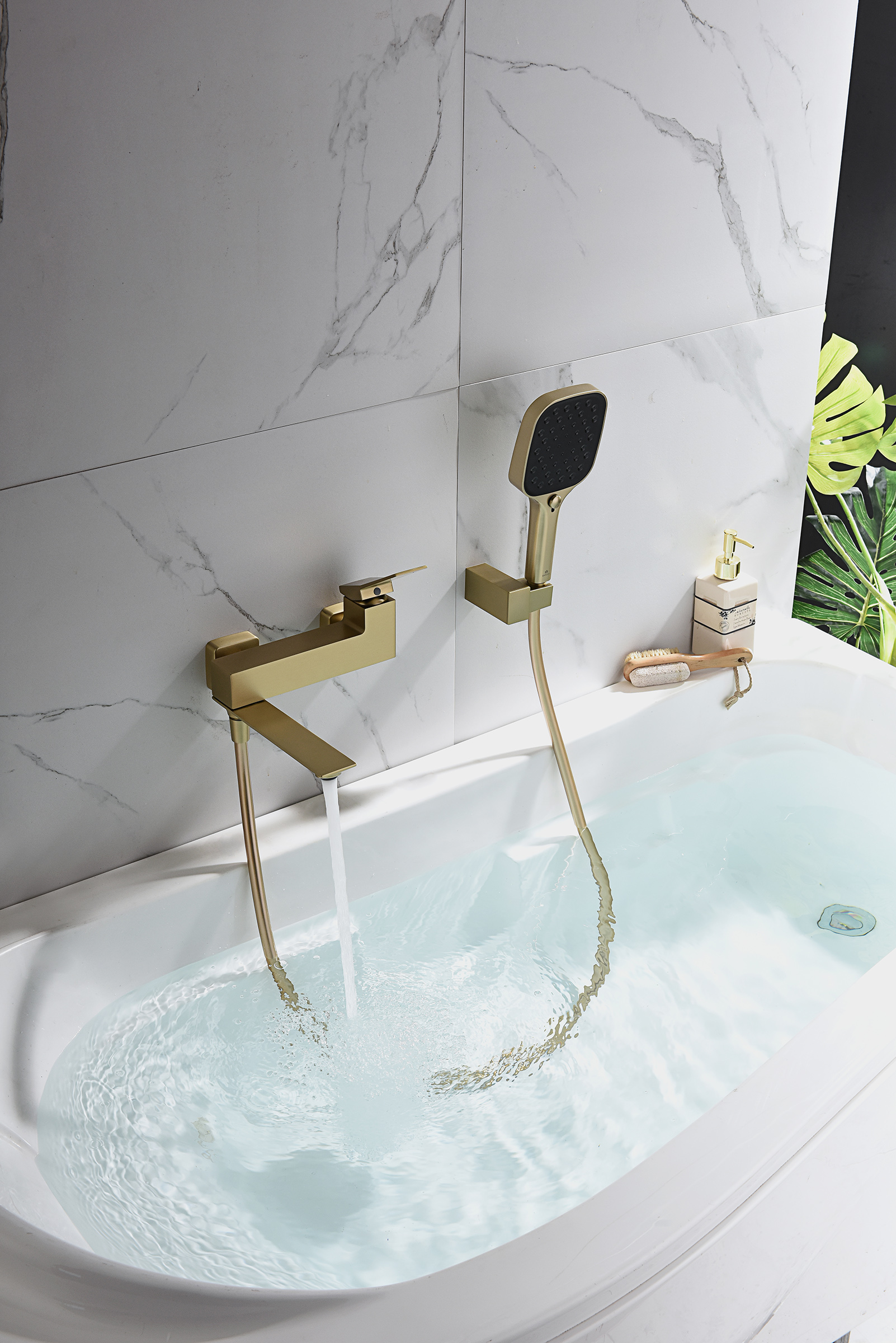 05132-S Смеситель од. для ванны кор. (Мат. Золото)  GANZER  (8/1шт)