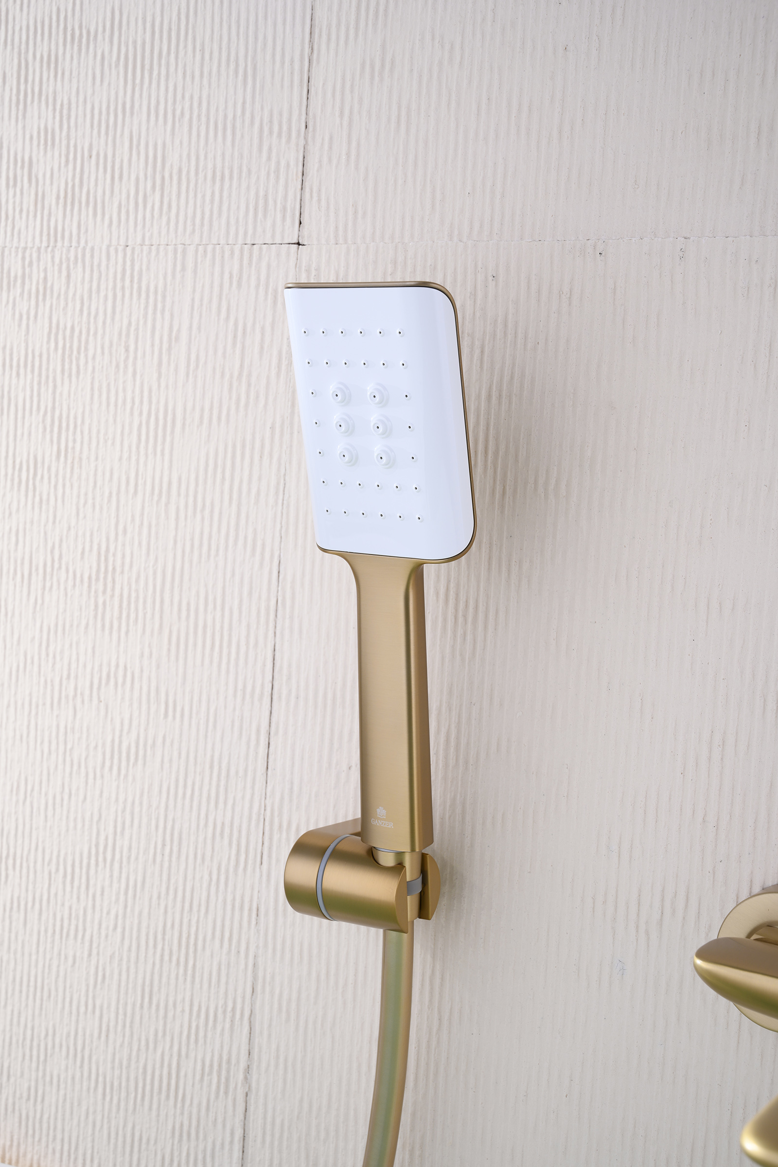 02131-S Смеситель од. для ванны кор. (Мат. Золото)  GANZER  (8/1шт)