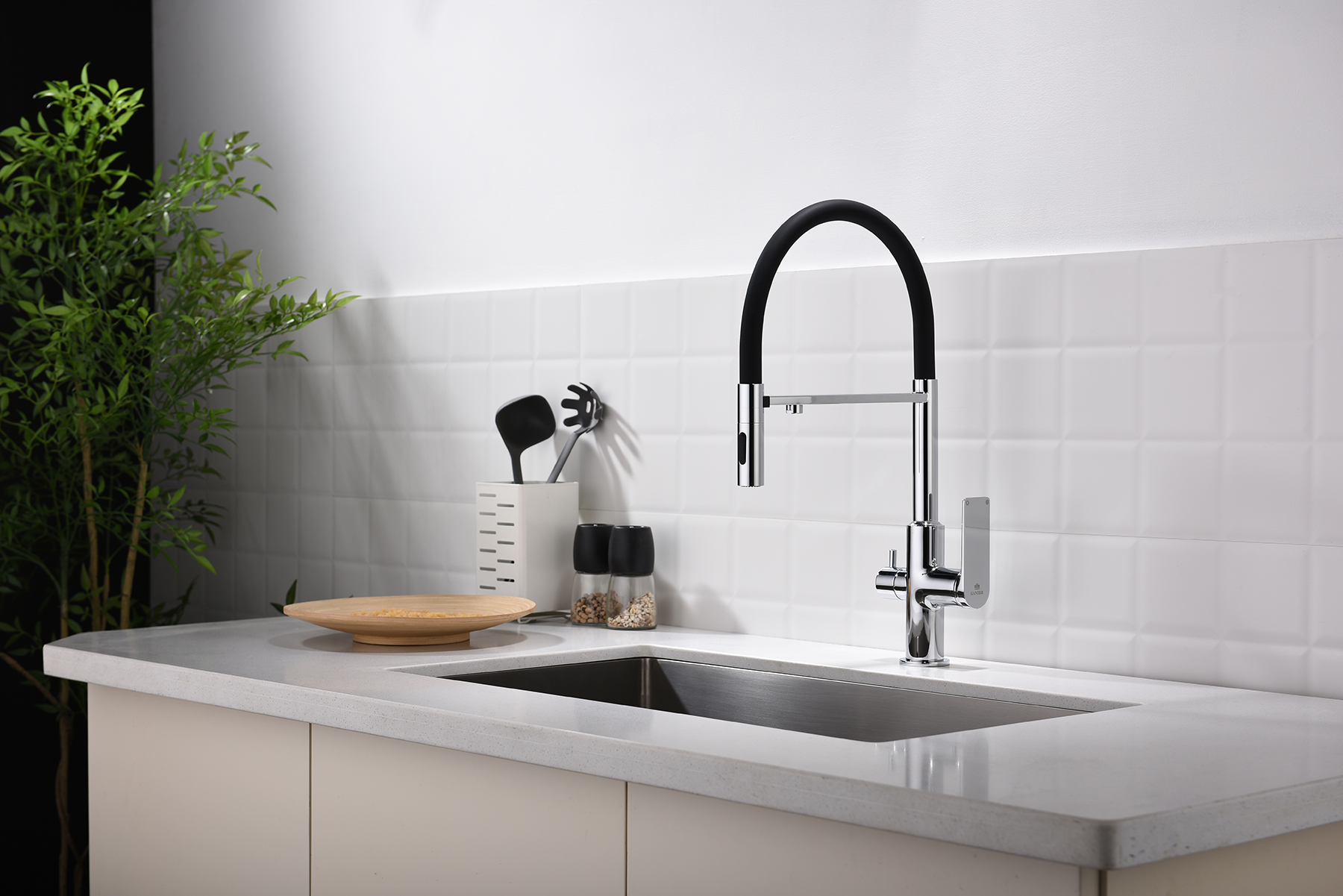 07127 Смес. для кухни с гиб МАГ. изл. и под. фильт. (ХРОМ+ЧЕР.) GANZER (10/1шт)