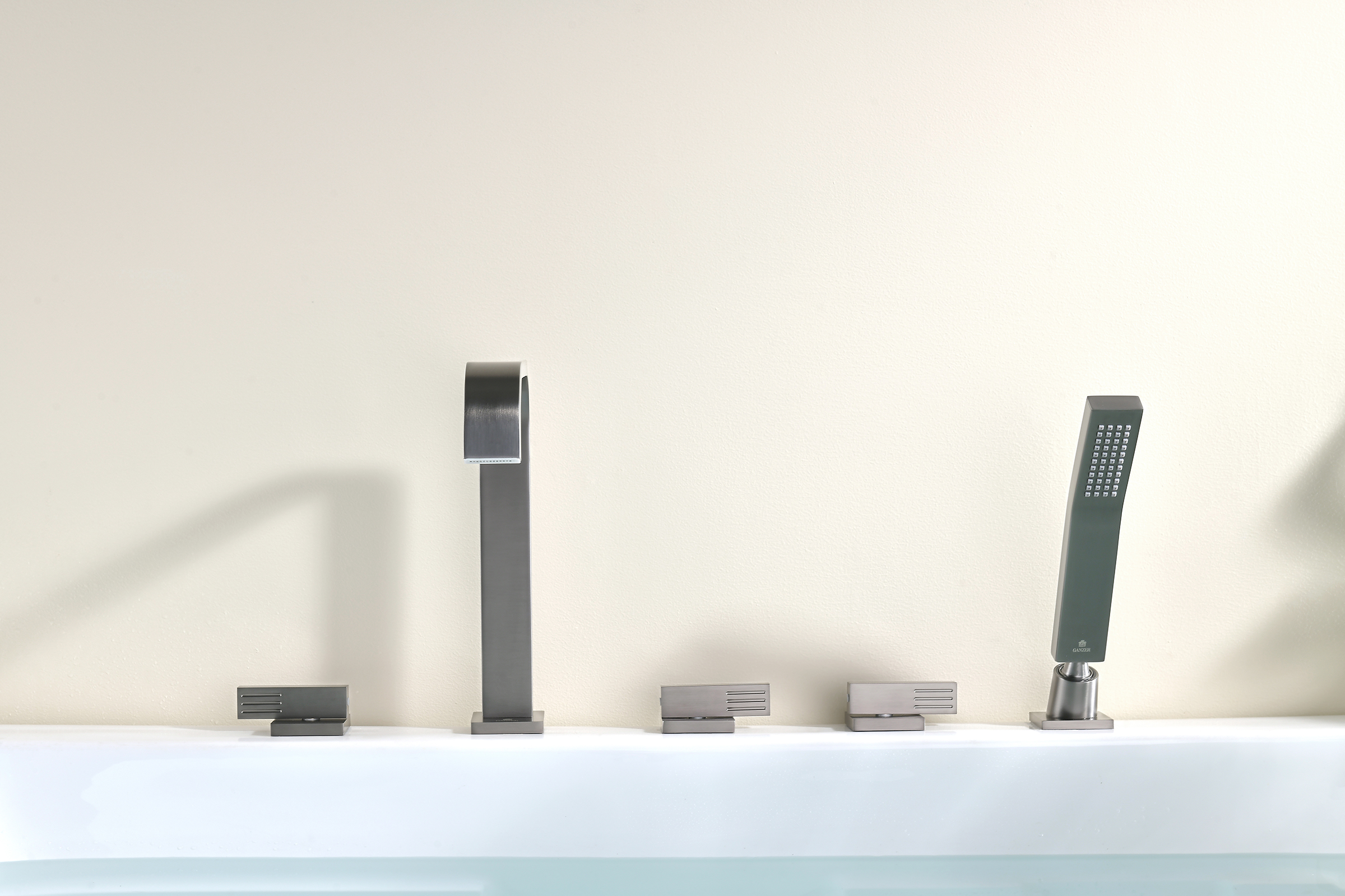 01133-Q Смеситель на борт ванны (5-отв,ГРАФИТ)  GANZER (10/1шт)