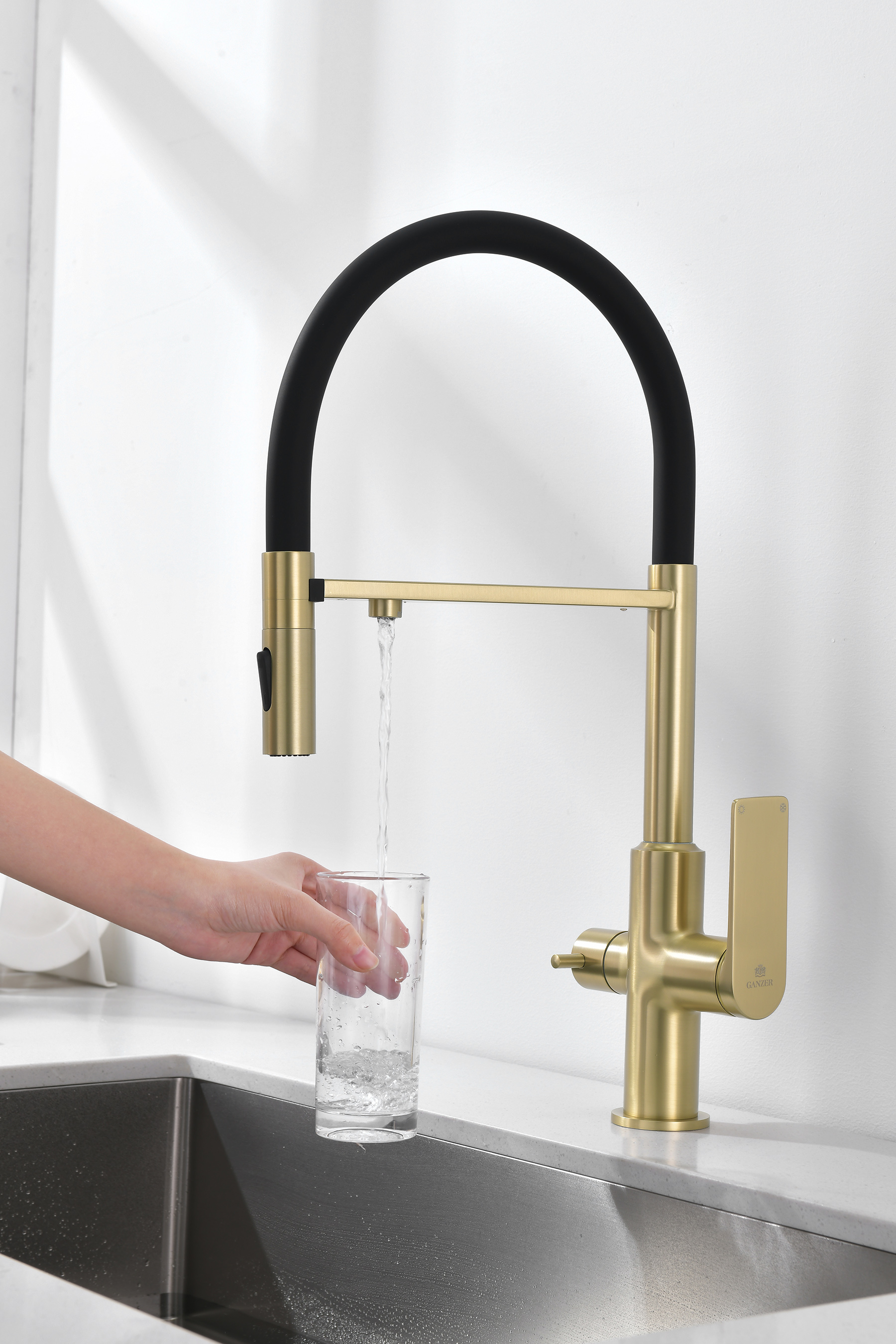 07127-S Смес. для кухни с гиб МАГ. изл. и под. фильт. (Мат. Золото+ЧЕР.) GANZER (10/1шт)