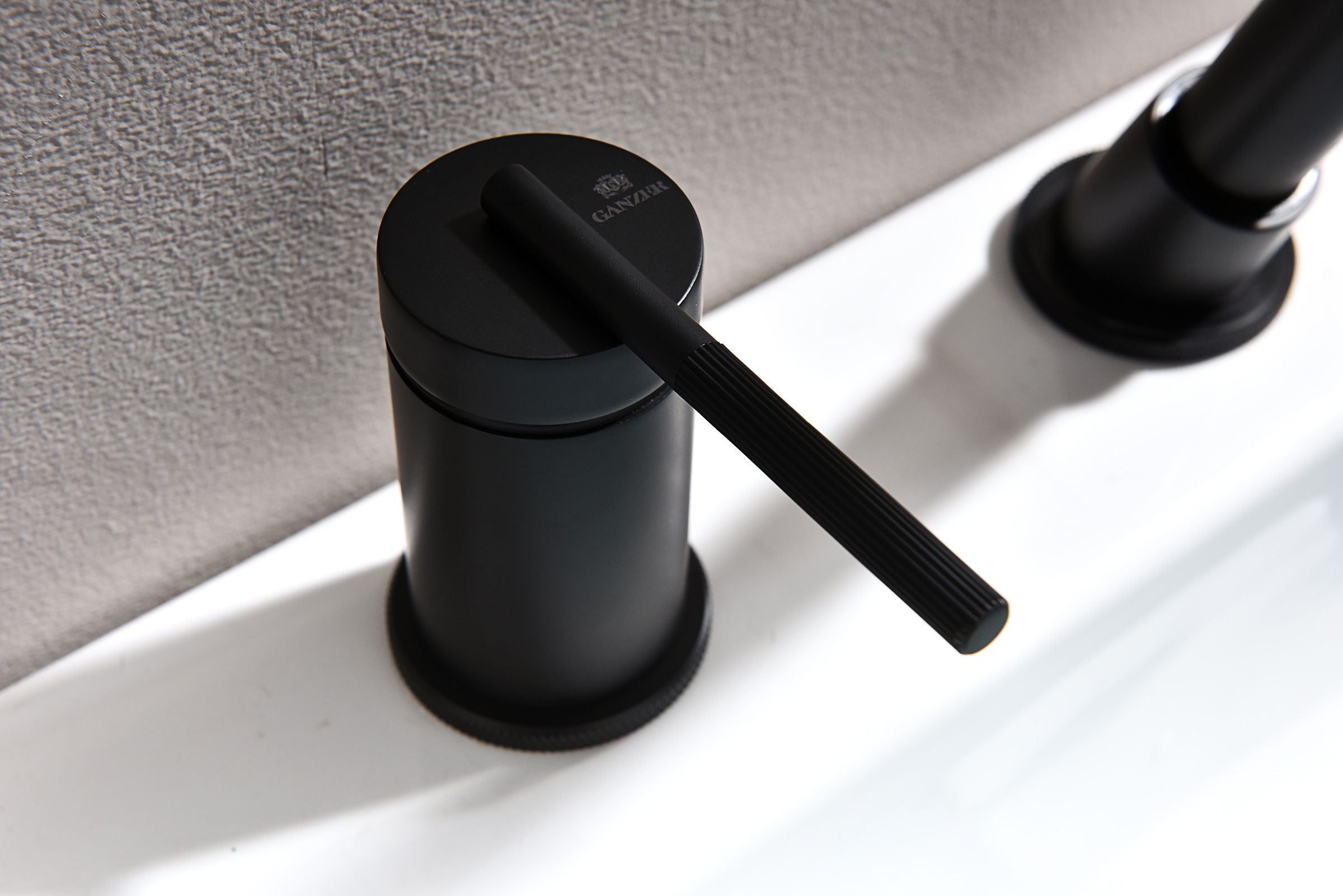 19133-C Смеситель на борт ванны (4-отв,ЧЕРНЫЙ)  GANZER (6/1шт)