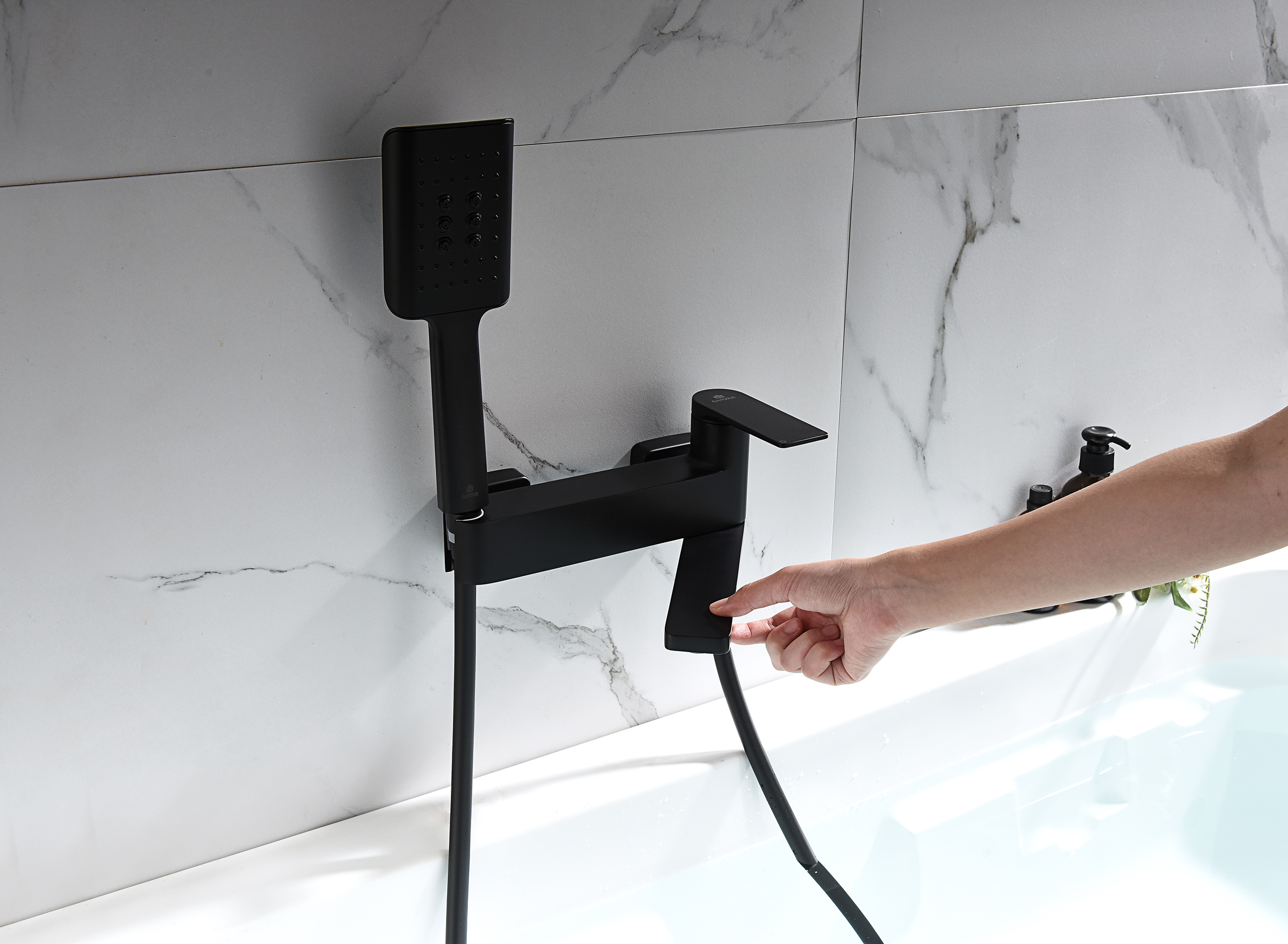 07132-C Смеситель од. для ванны кор. (ЧЕРНЫЙ)  GANZER  (8/1шт)