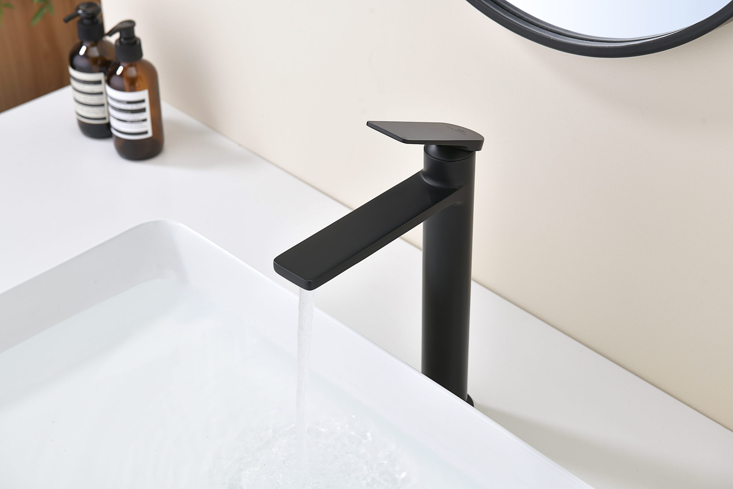 07112-C Смеситель од. для раковины-чаши (ЧЕРНЫЙ) GANZER (10/1шт)