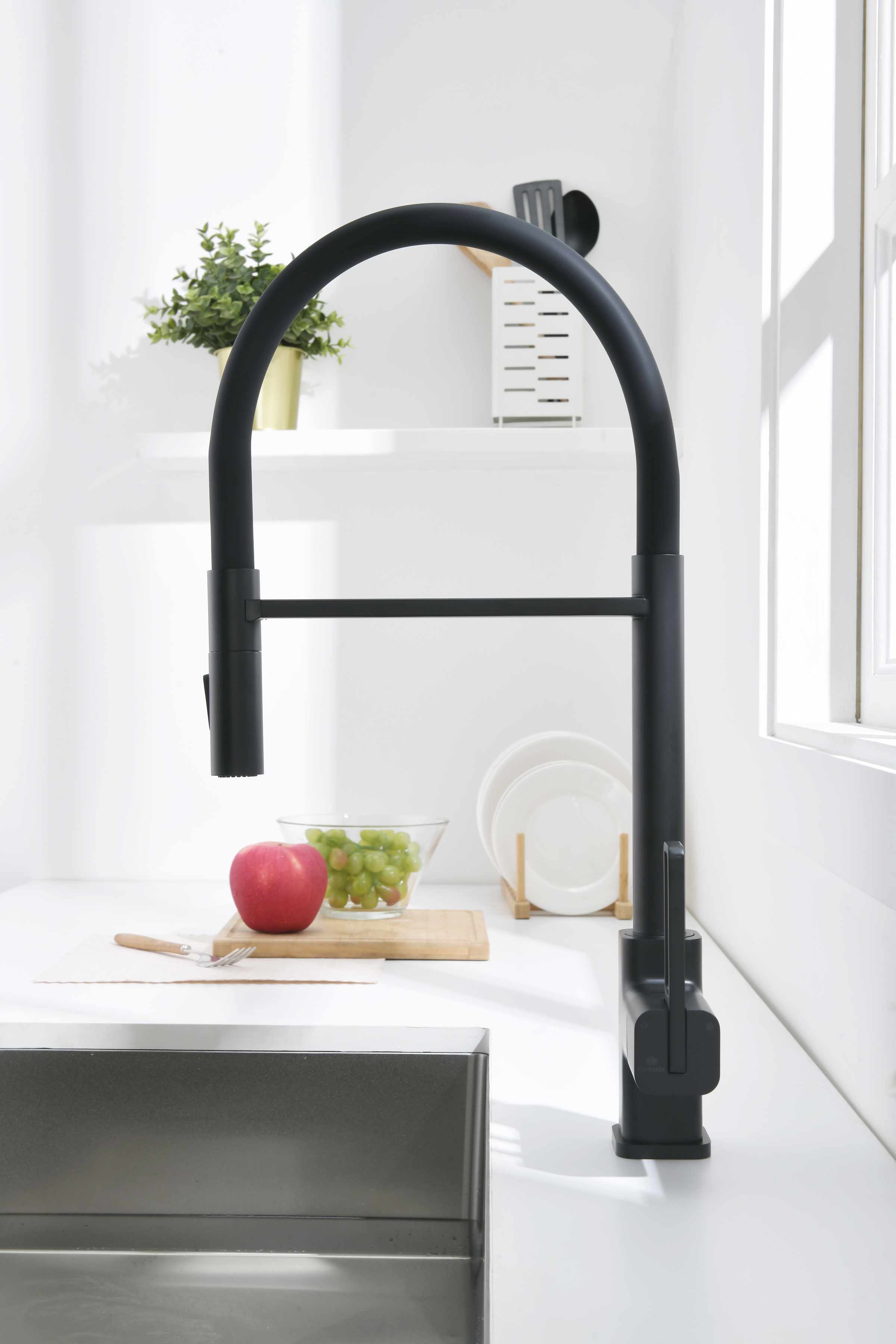 12127-C Смеситель для кухни с гиб. МАГНИТ. изливом (ЧЕР.+ЧЕР.) GANZER (10/1шт)