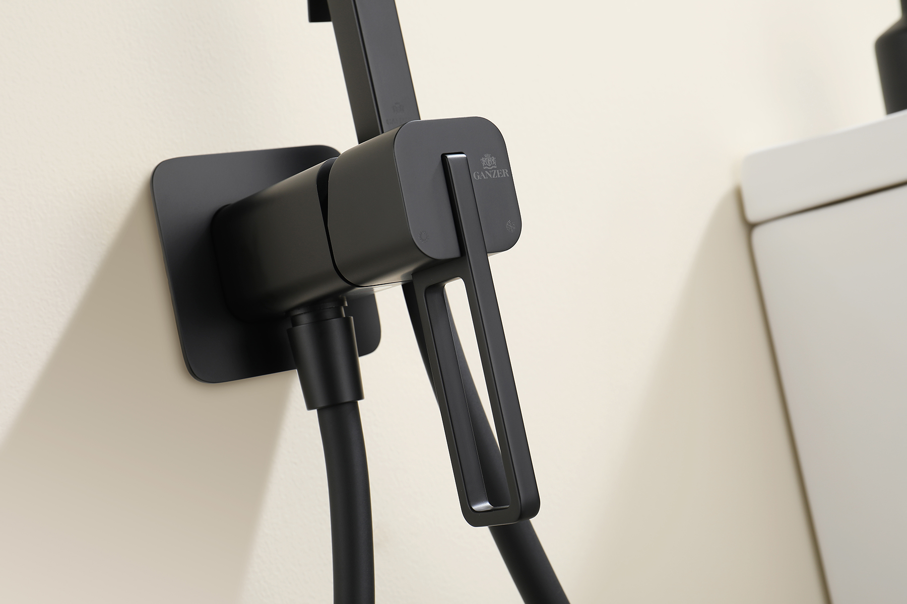 12157-C Смеситель встраиваемый с ГИГ. душем (ЧЕРНЫЙ) GANZER (10/1шт)