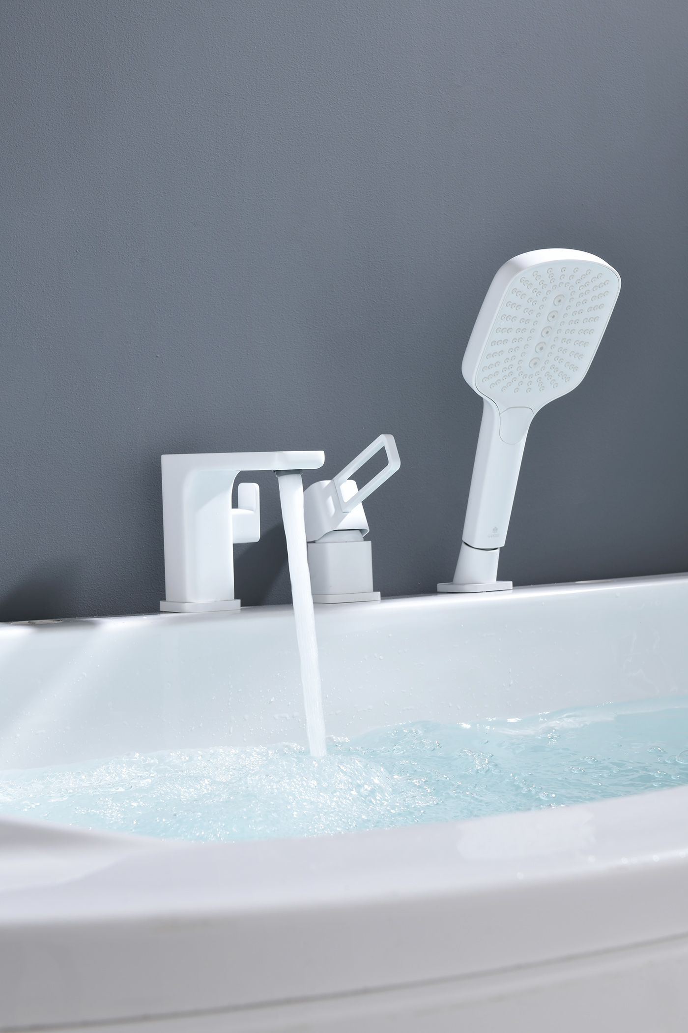 12133-F Смеситель на борт ванны (3-отв,БЕЛЫЙ)  GANZER (10/1шт)