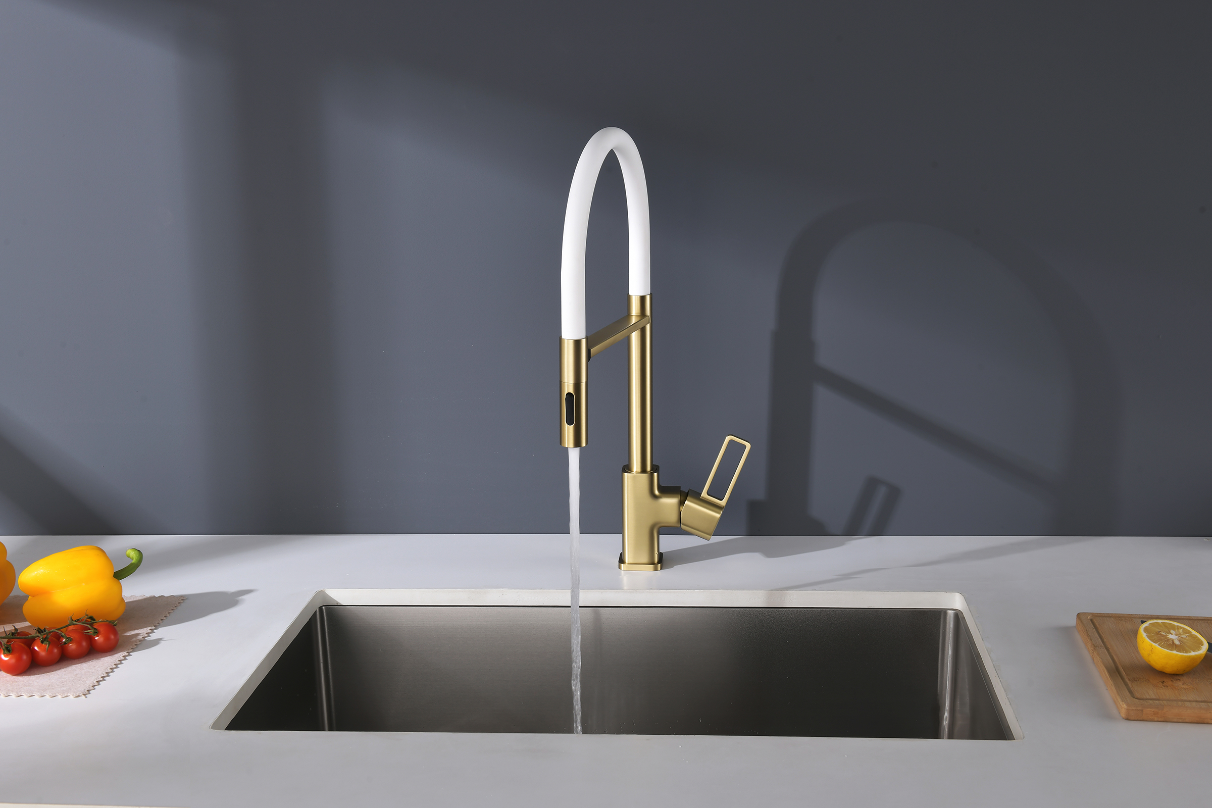 12127-SF Смеситель для кухни с гиб. МАГНИТ. изливом (Мат. Золото+БЕЛЫЙ.) GANZER (10/1шт)