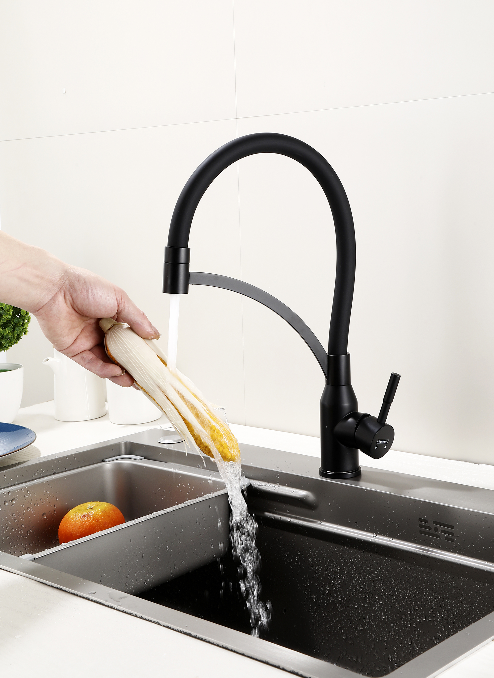 56043-CC Смес. из НЕРЖ. для кух. (ЧЕРНЫЙ с гиб. ЧЕР. изл.) HANSEN  (20/1шт)