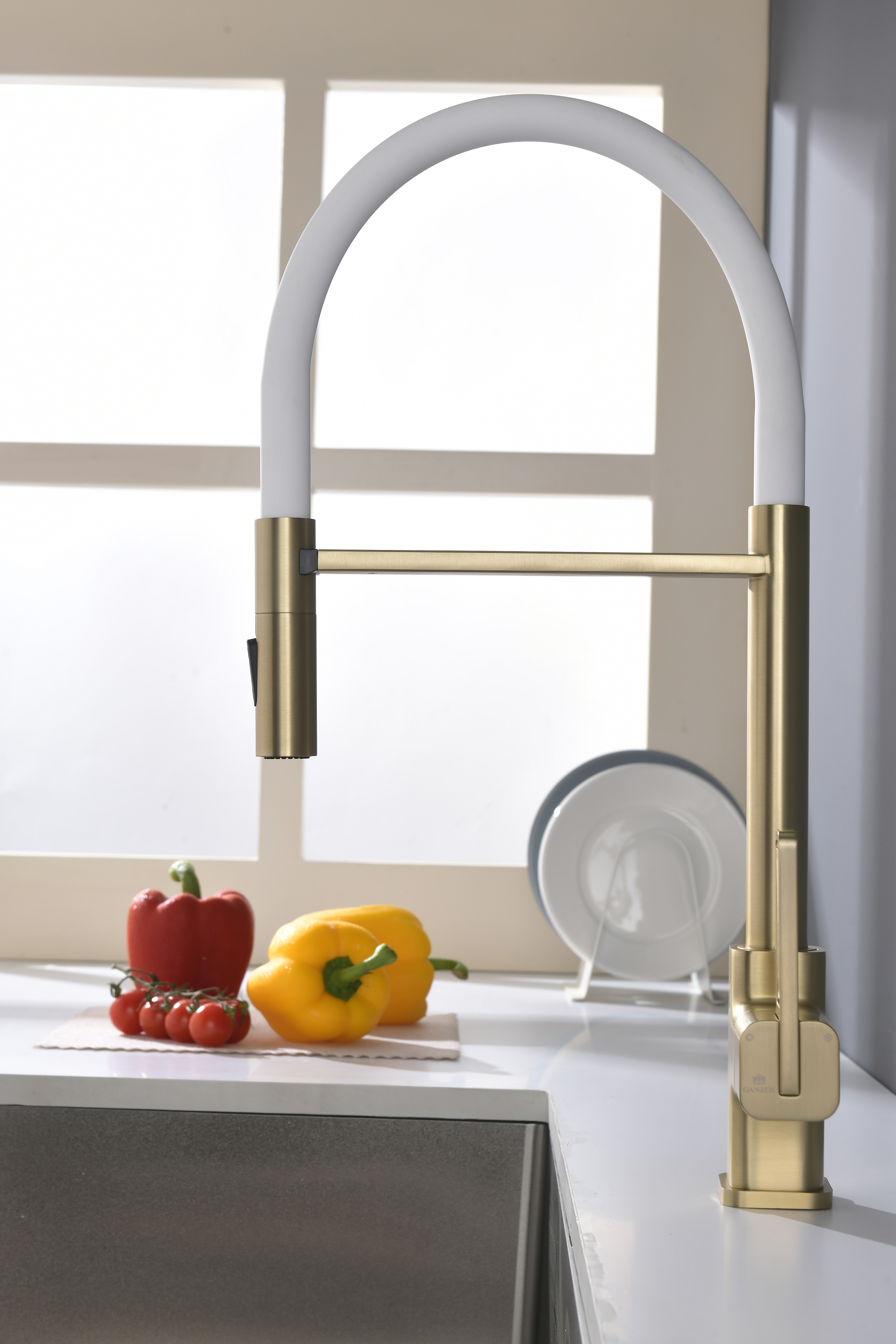 12127-SF Смеситель для кухни с гиб. МАГНИТ. изливом (Мат. Золото+БЕЛЫЙ.) GANZER (10/1шт)