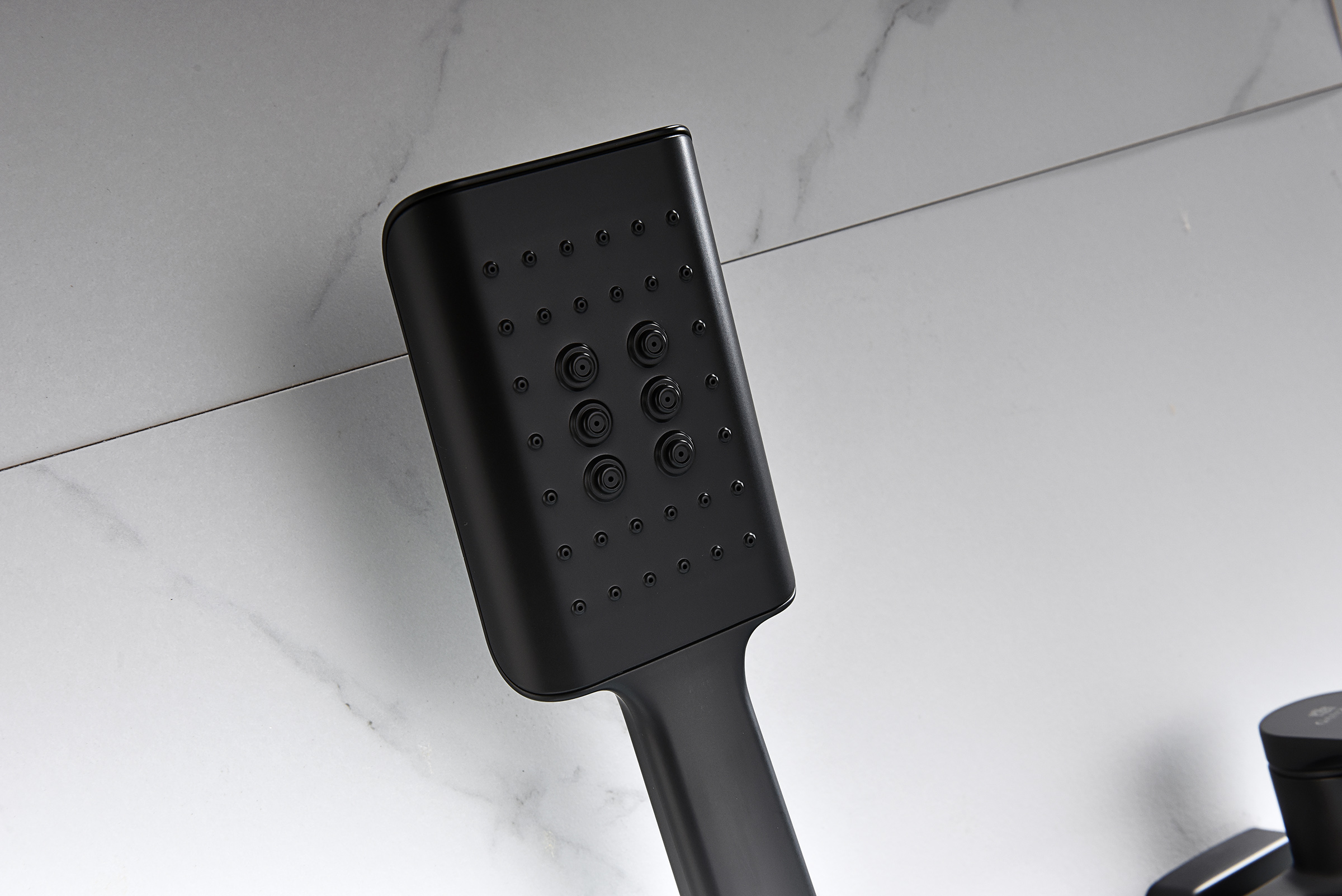 07132-C Смеситель од. для ванны кор. (ЧЕРНЫЙ)  GANZER  (8/1шт)