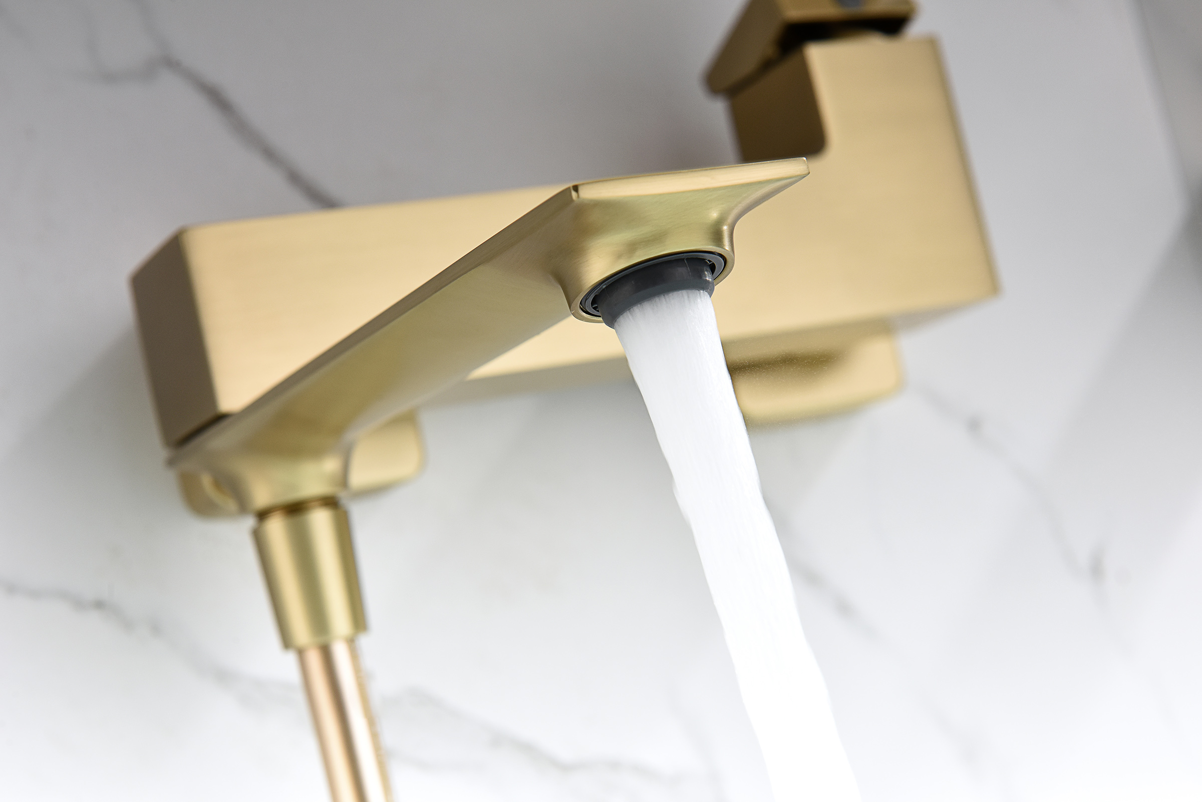 05132-S Смеситель од. для ванны кор. (Мат. Золото)  GANZER  (8/1шт)