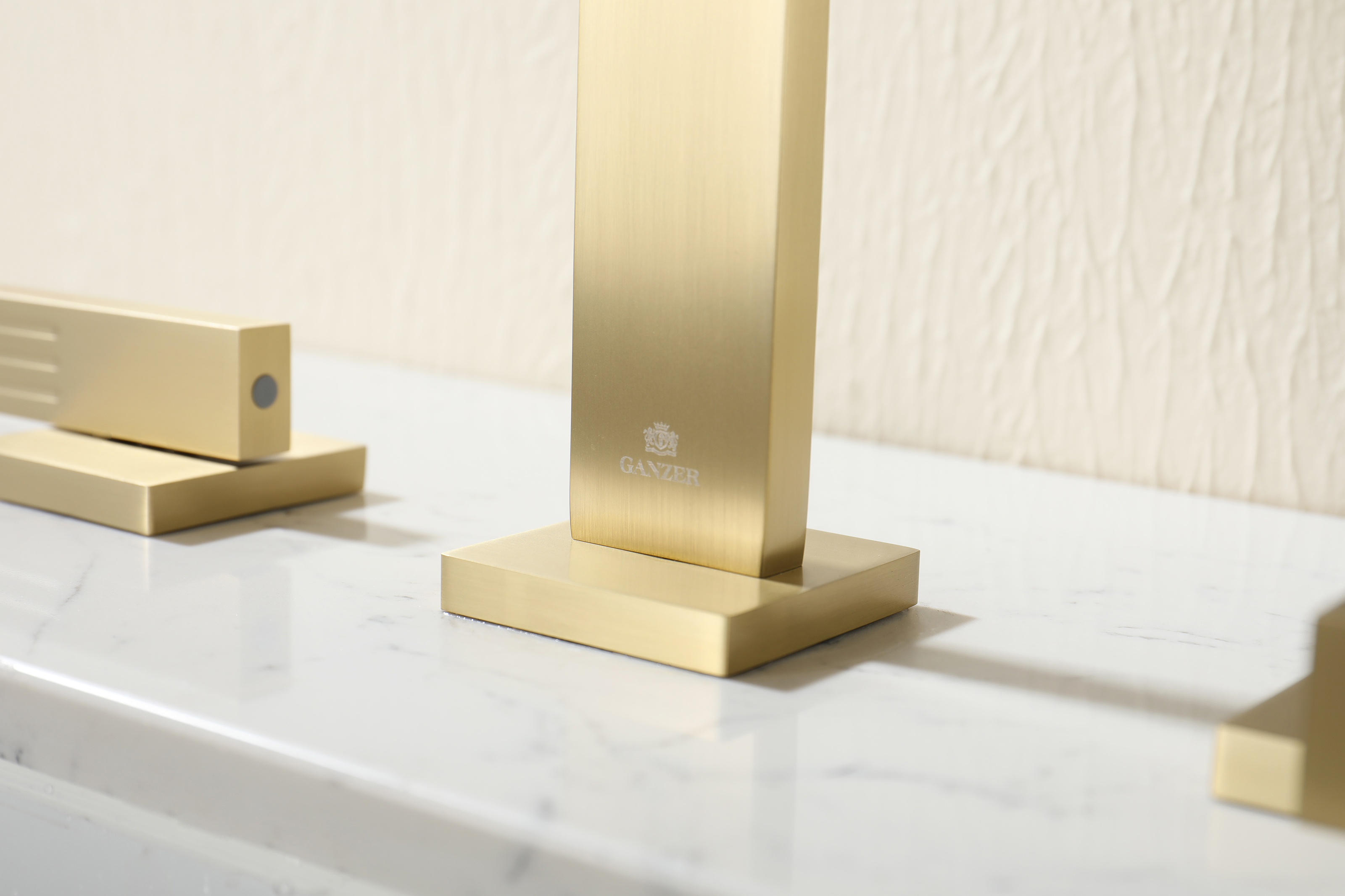 01115-S Смеситель на борт раковины (3-отв,Мат. Золото)  GANZER (10/1шт)