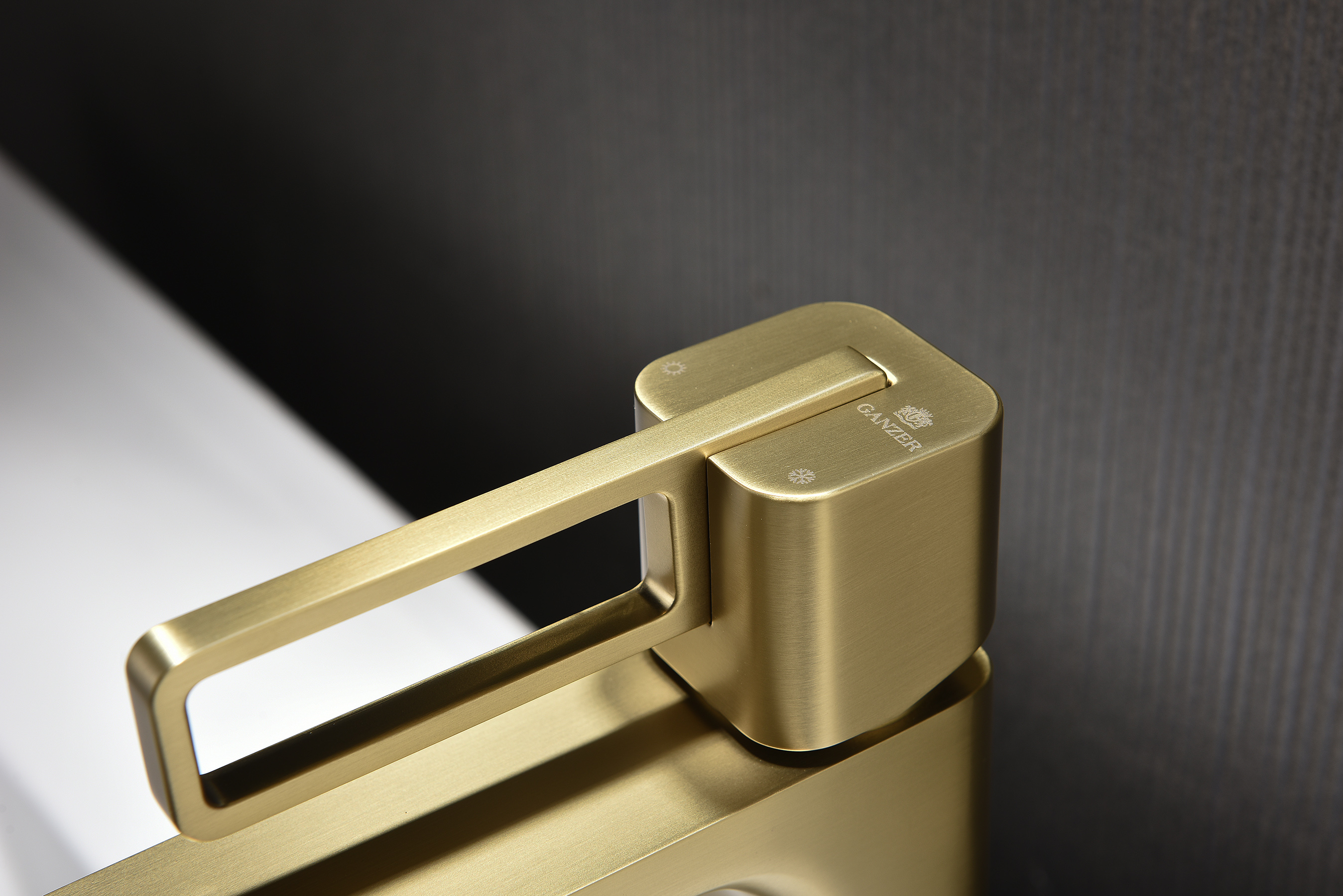 12111-S Смеситель од. для раковины (Мат. Золото) GANZER (10/1шт)