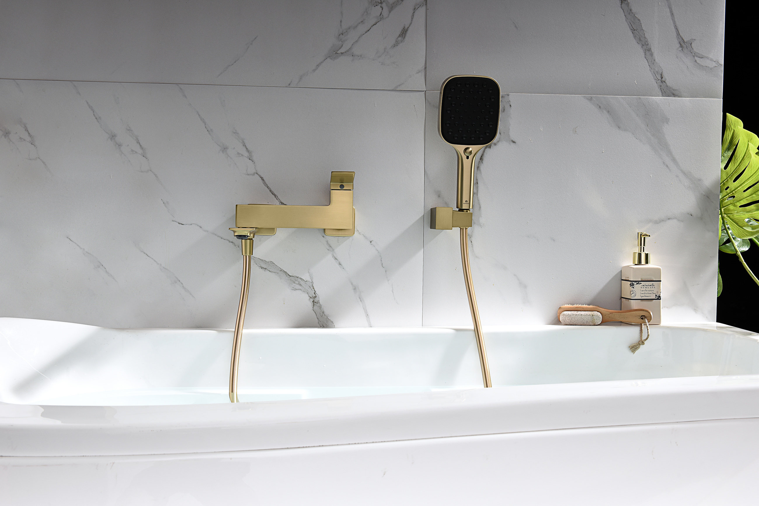 05132-S Смеситель од. для ванны кор. (Мат. Золото)  GANZER  (8/1шт)