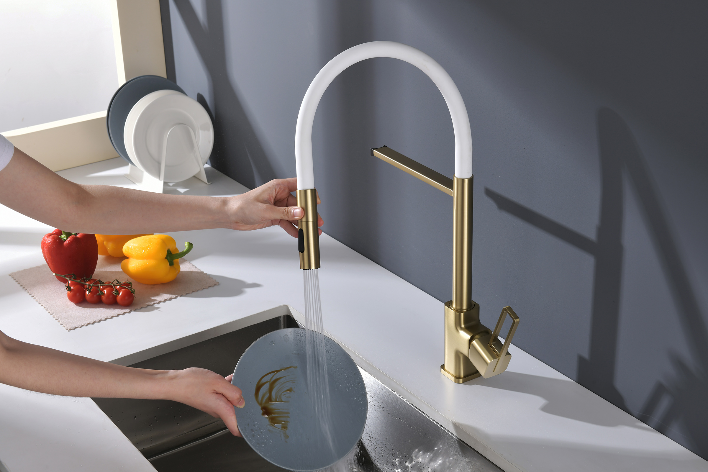 12127-SF Смеситель для кухни с гиб. МАГНИТ. изливом (Мат. Золото+БЕЛЫЙ.) GANZER (10/1шт)