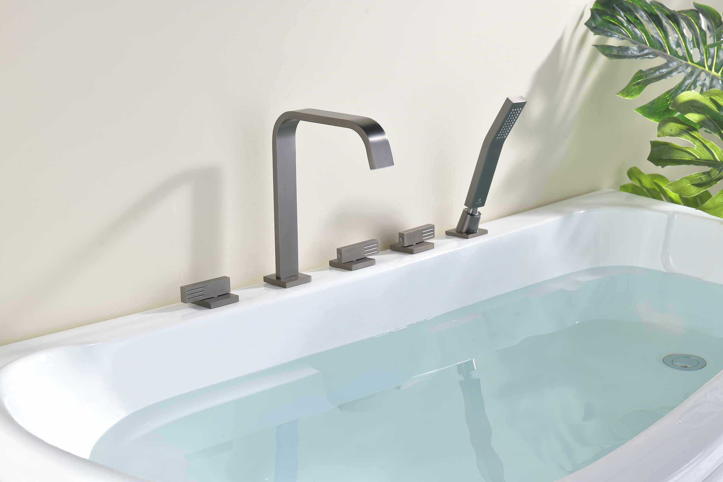 01133-Q Смеситель на борт ванны (5-отв,ГРАФИТ)  GANZER (10/1шт)