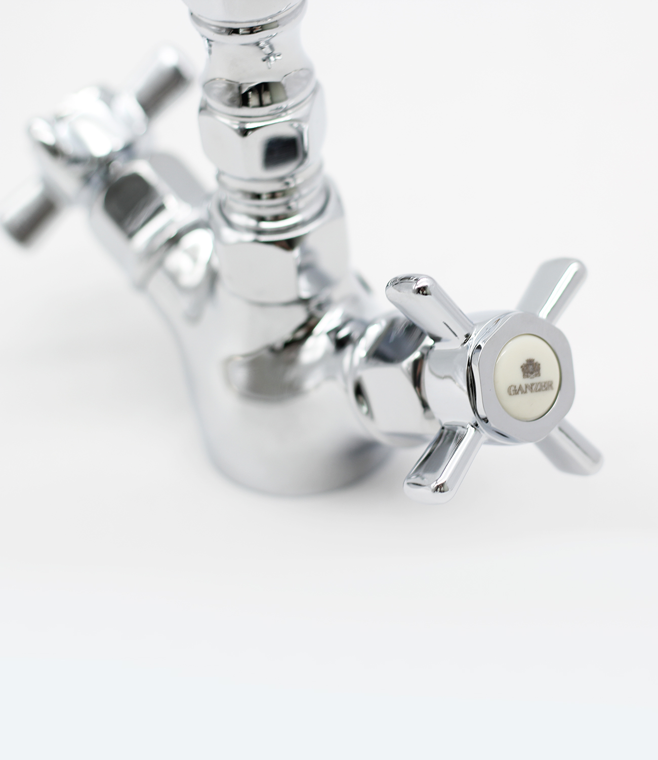 15013 Смеситель двухвент для умывальника  GANZER  (10/1шт)