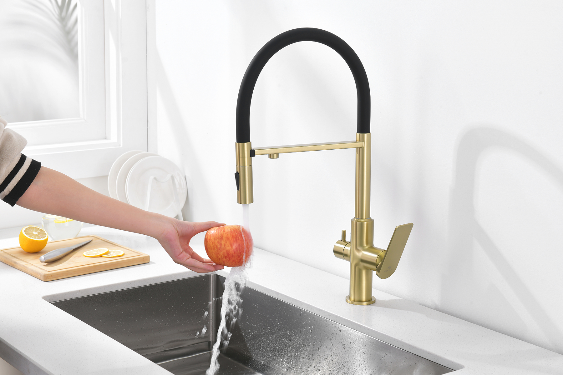 07127-S Смес. для кухни с гиб МАГ. изл. и под. фильт. (Мат. Золото+ЧЕР.) GANZER (10/1шт)