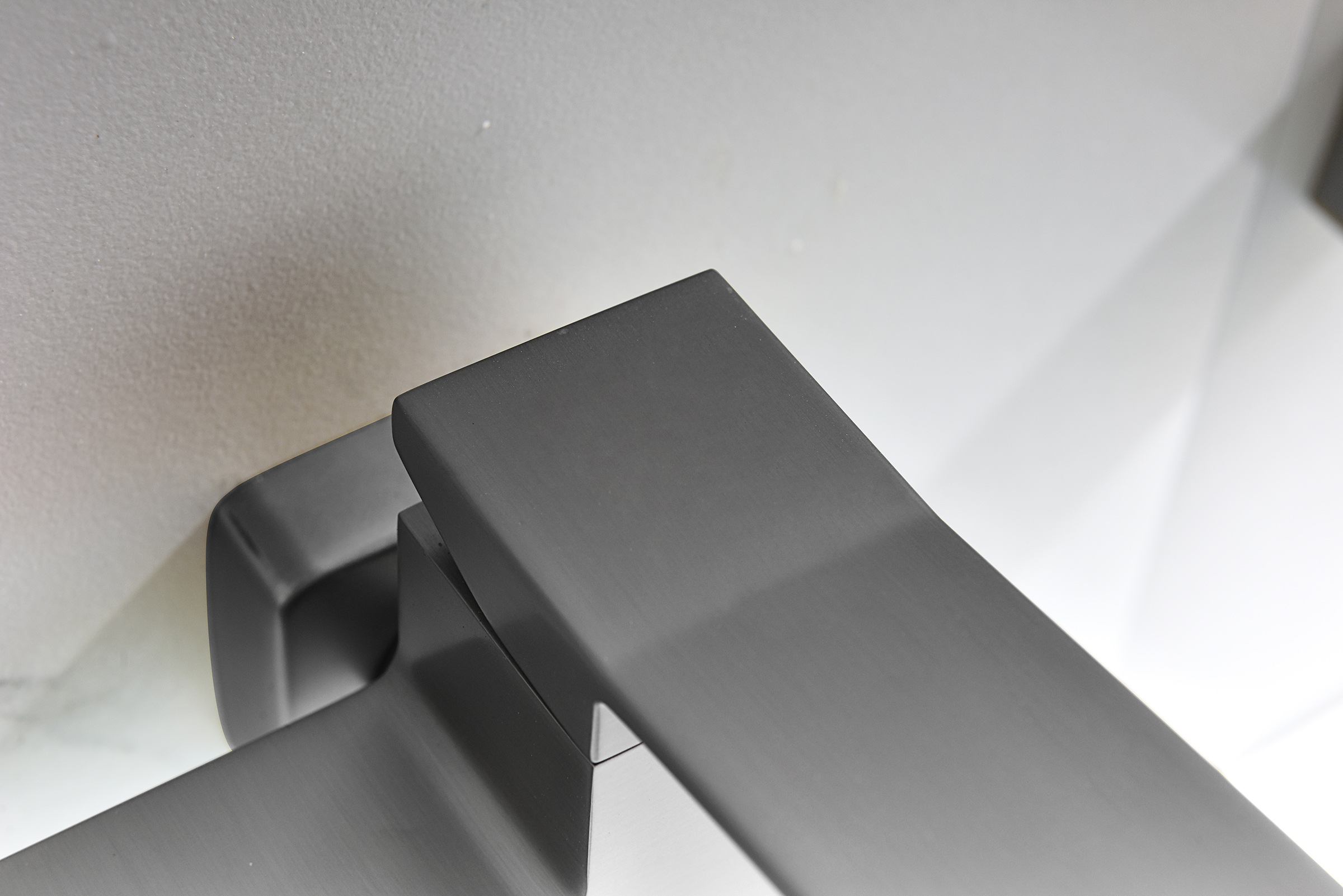 05132-Q Смеситель од. для ванны кор. (ГРАФИТ)  GANZER  (8/1шт)