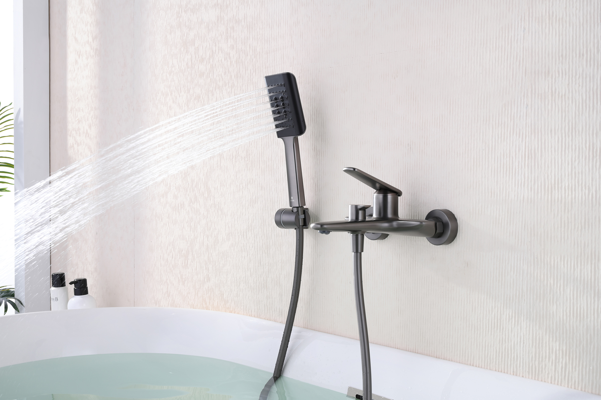 02131-Q Смеситель од. для ванны кор. (ГРАФИТ)  GANZER  (8/1шт)