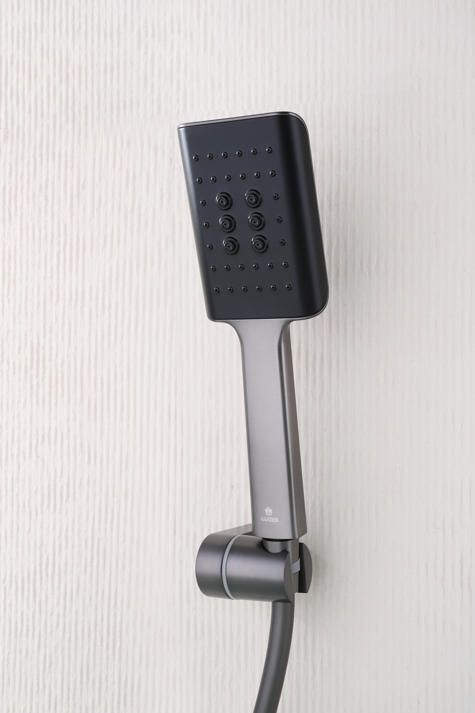 02131-Q Смеситель од. для ванны кор. (ГРАФИТ)  GANZER  (8/1шт)