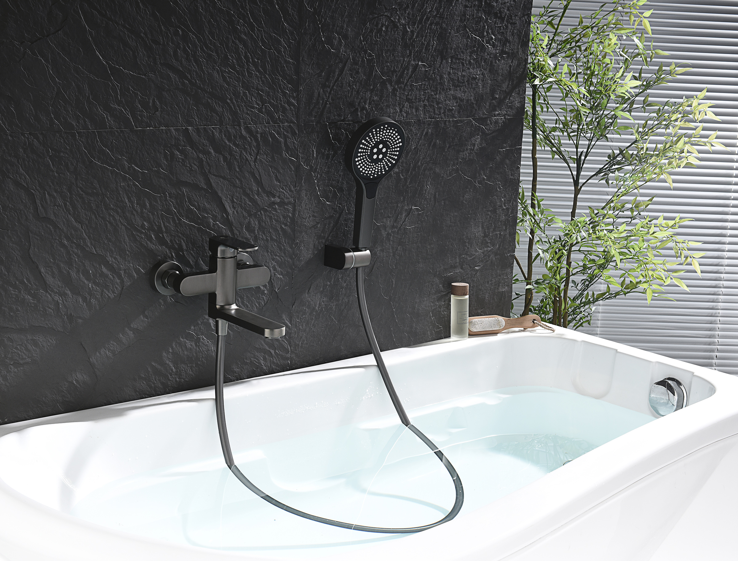 06132-Q Смеситель од. для ванны кор. (ГРАФИТ)  GANZER  (8/1шт)