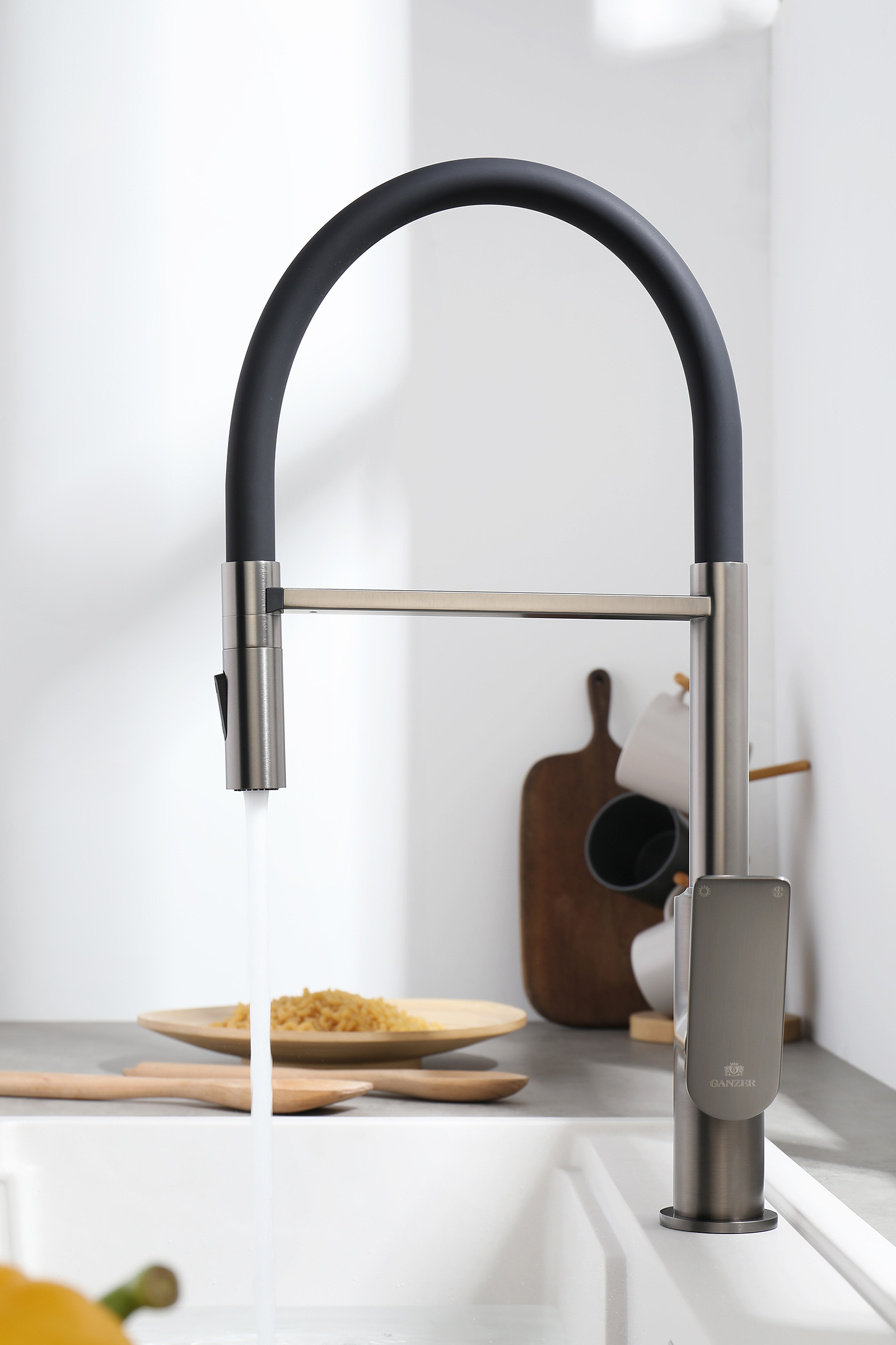 07126-Q Смеситель для кухни с гиб. МАГНИТ. изливом (ГРАФИТ+ЧЕР.) GANZER (10/1шт)