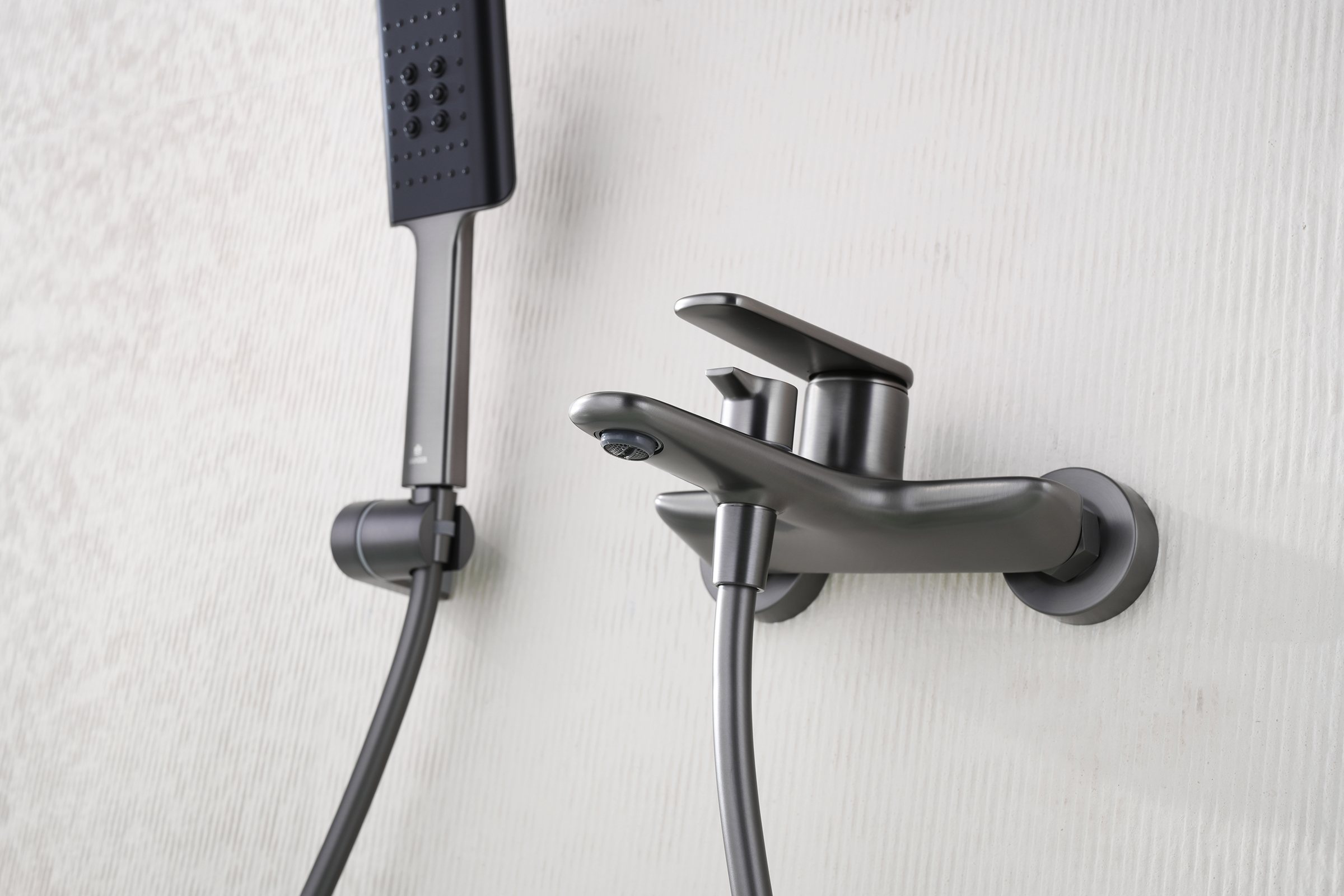 02131-Q Смеситель од. для ванны кор. (ГРАФИТ)  GANZER  (8/1шт)