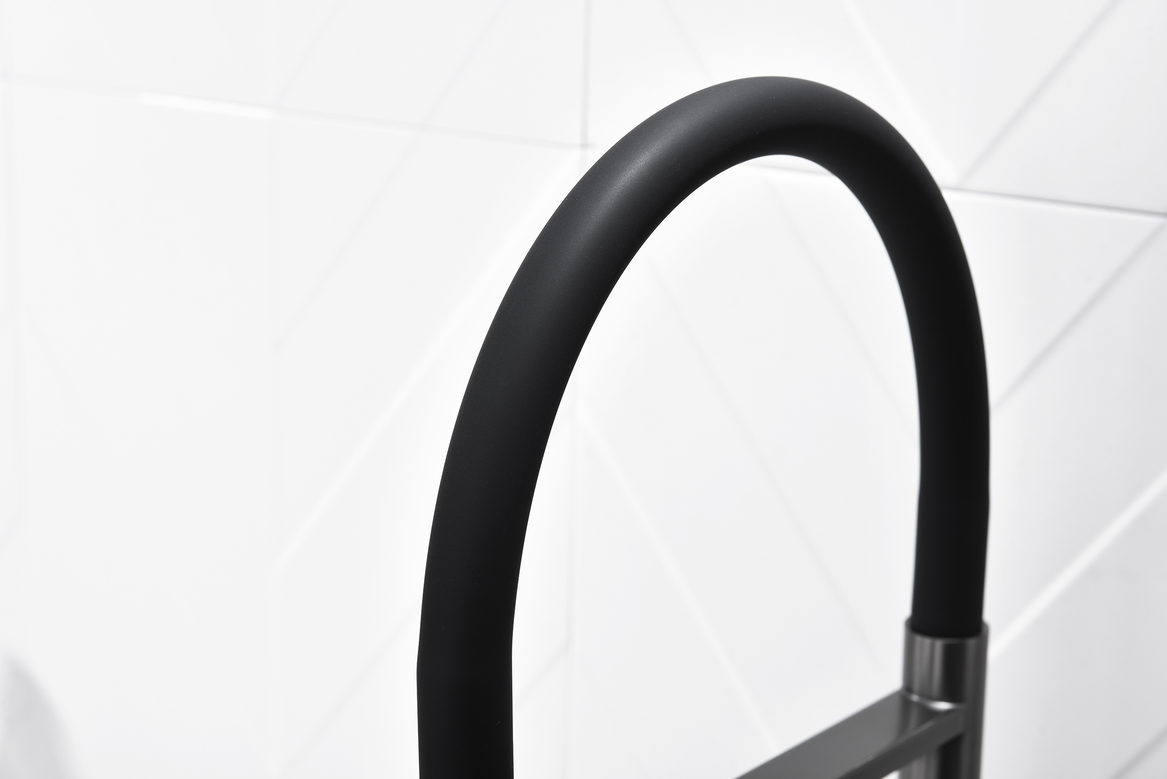 12127-QC Смеситель для кухни с гиб. МАГНИТ. изливом (ГРАФИТ+ЧЕР.) GANZER (10/1шт)