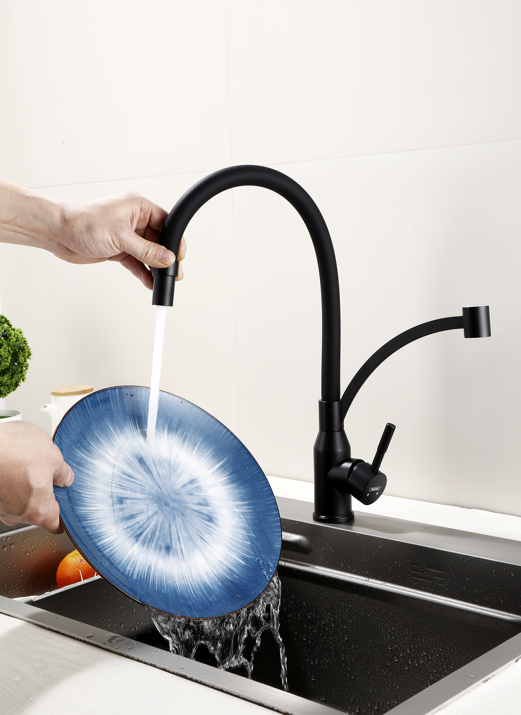 56043-CC Смес. из НЕРЖ. для кух. (ЧЕРНЫЙ с гиб. ЧЕР. изл.) HANSEN  (20/1шт)