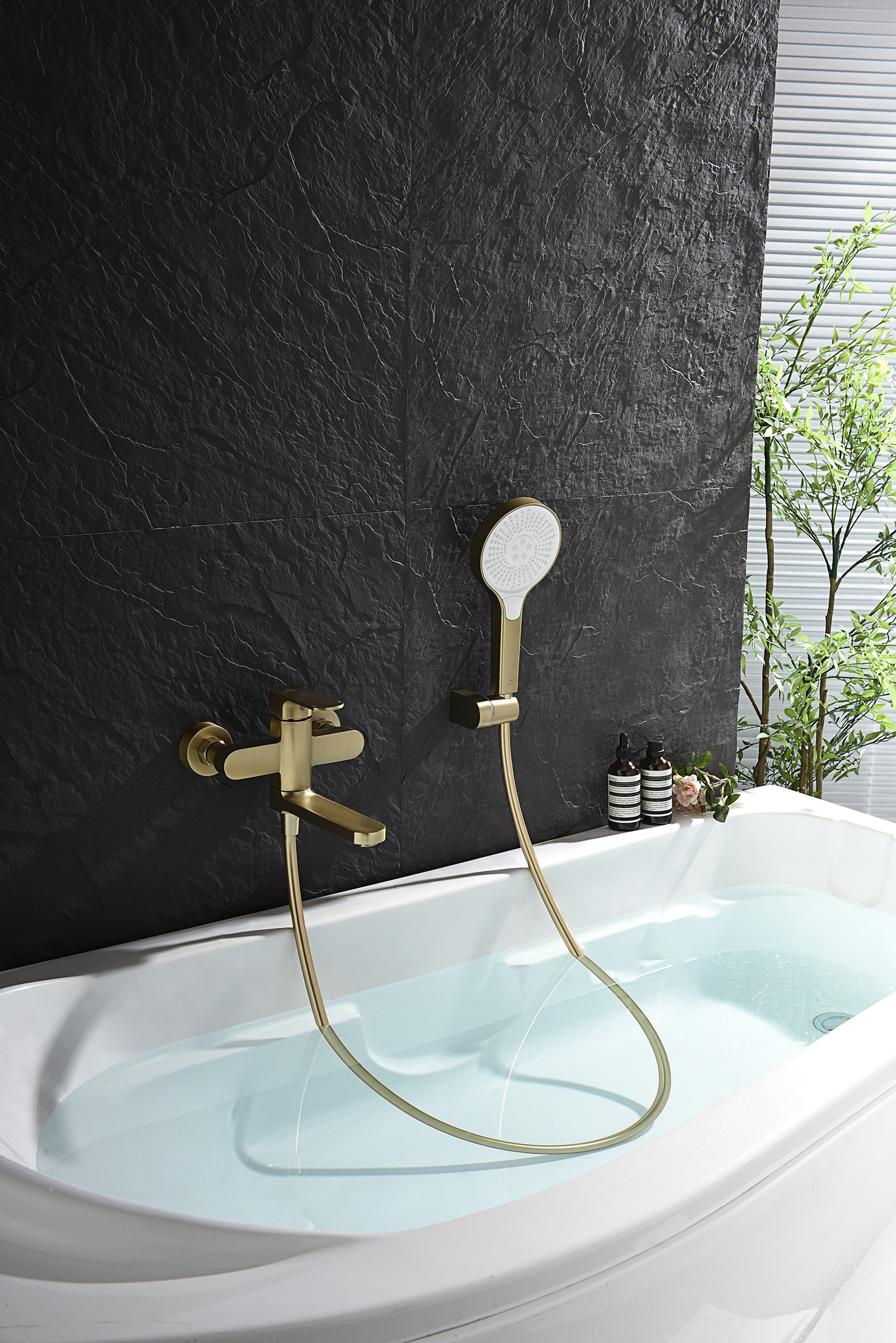 06132-S Смеситель од. для ванны кор. (Мат. Золото)  GANZER  (8/1шт)