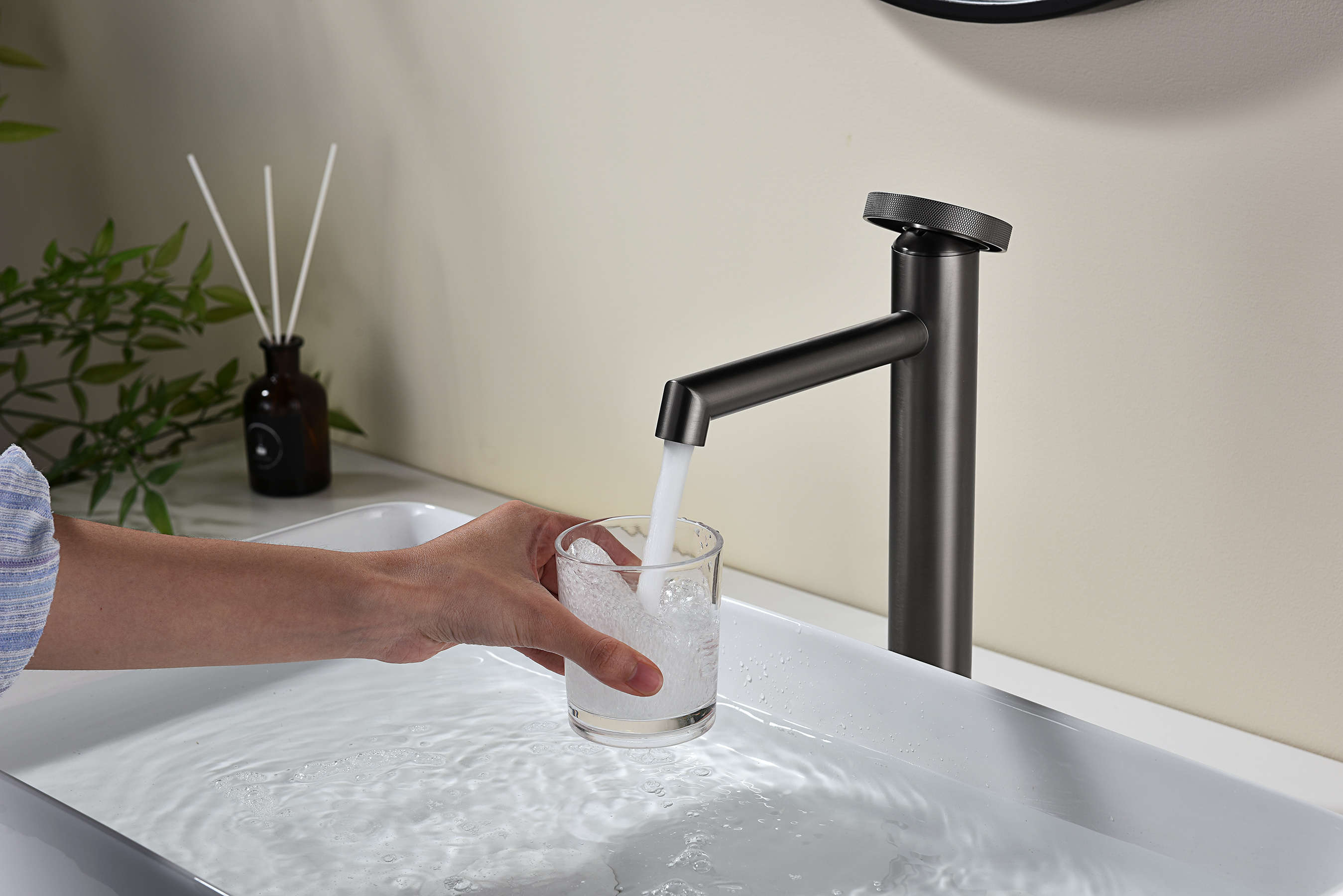 19112-Q Смеситель од. для раковины-чаши (ГРАФИТ) GANZER (10/1шт)