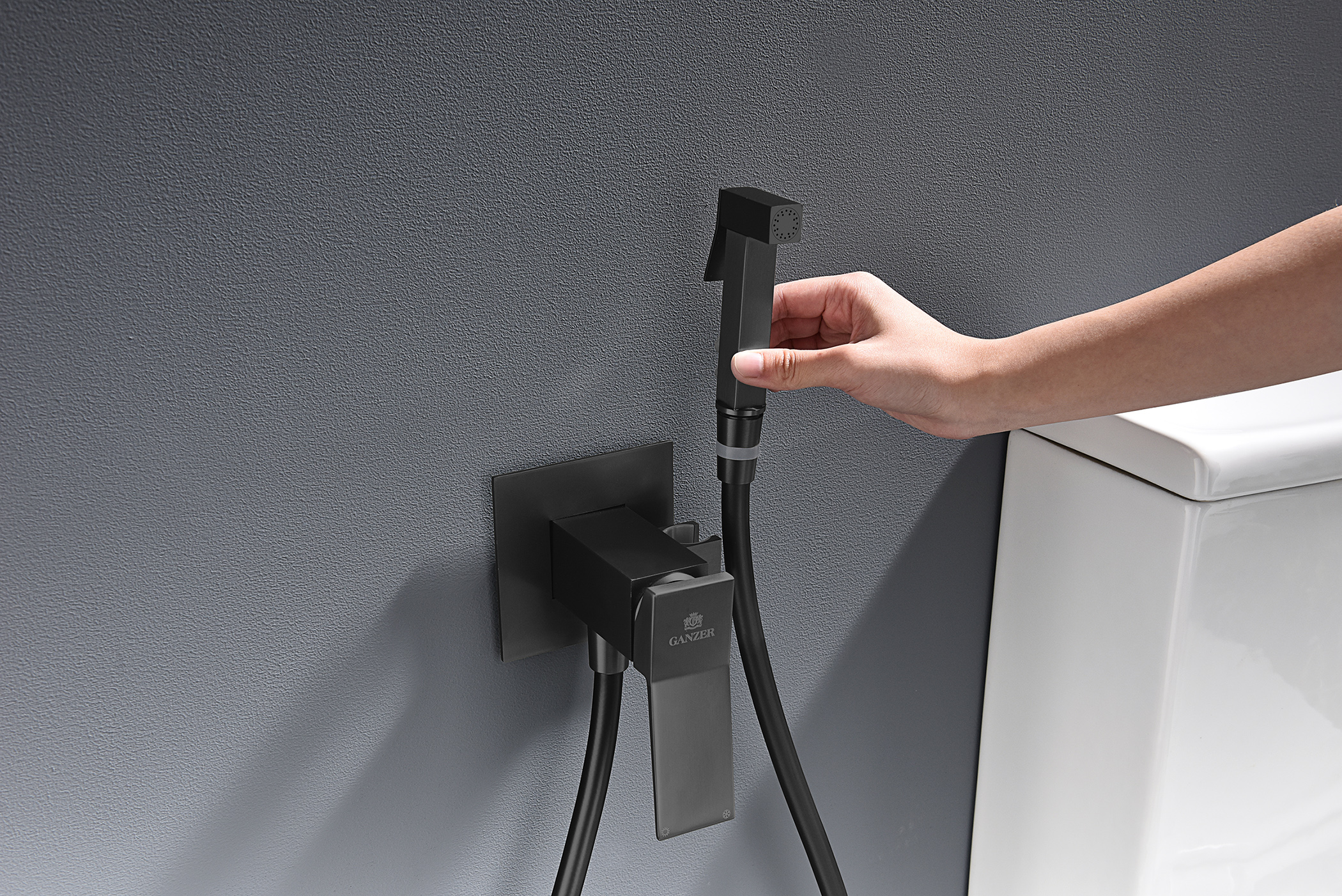 05157-C Смеситель встраиваемый с ГИГ. душом (ЧЕРНЫЙ) GANZER (10/1шт)