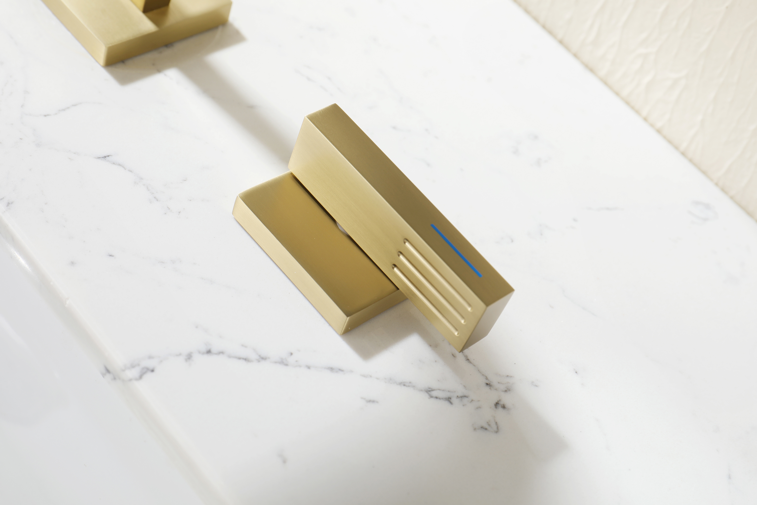 01115-S Смеситель на борт раковины (3-отв,Мат. Золото)  GANZER (10/1шт)