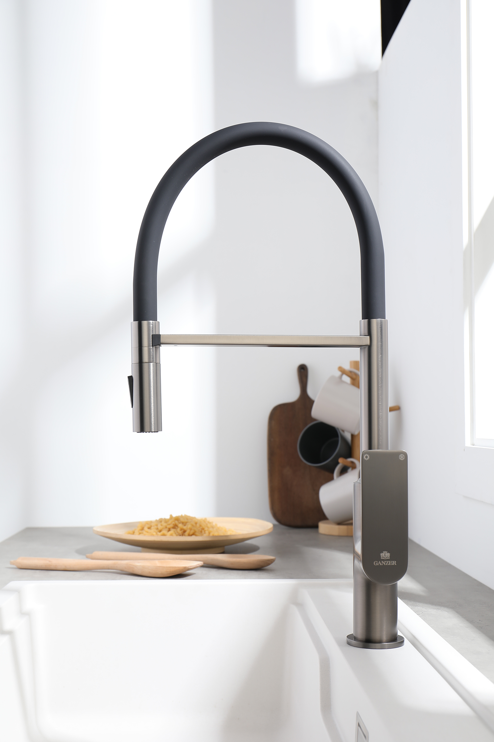 07126-Q Смеситель для кухни с гиб. МАГНИТ. изливом (ГРАФИТ+ЧЕР.) GANZER (10/1шт)