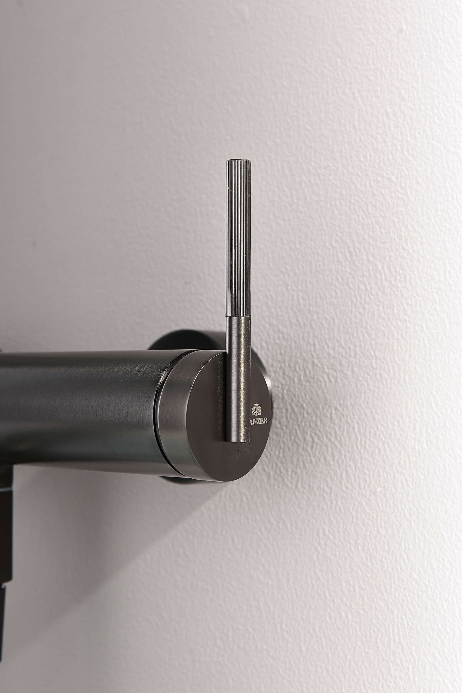 19132-Q Смеситель од. для ванны кор. (ГРАФИТ)  GANZER  (8/1шт)