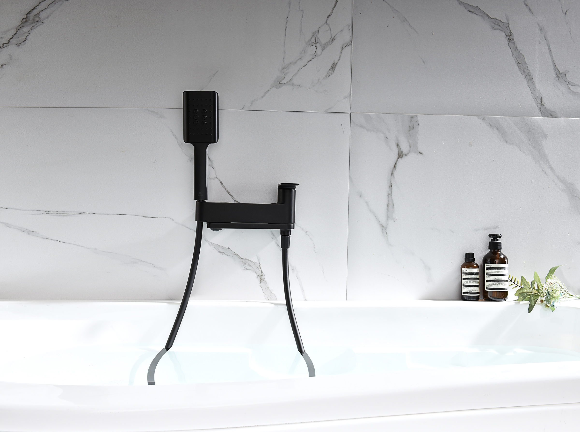 07132-C Смеситель од. для ванны кор. (ЧЕРНЫЙ)  GANZER  (8/1шт)